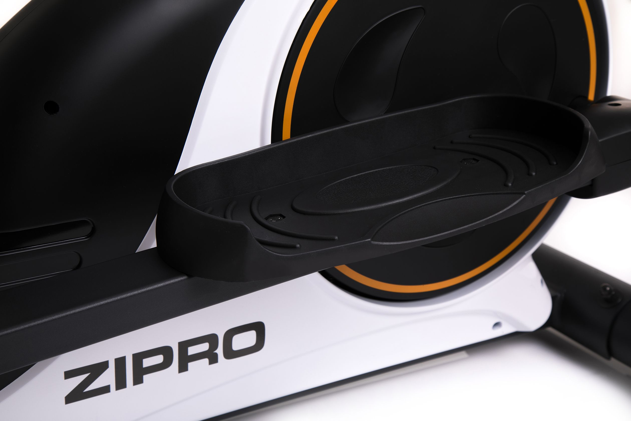 Nahaufnahme einer schwarz-weißen Ellipsenmaschine Fußstütze. Die Marke "ZIPRO" ist sichtbar.