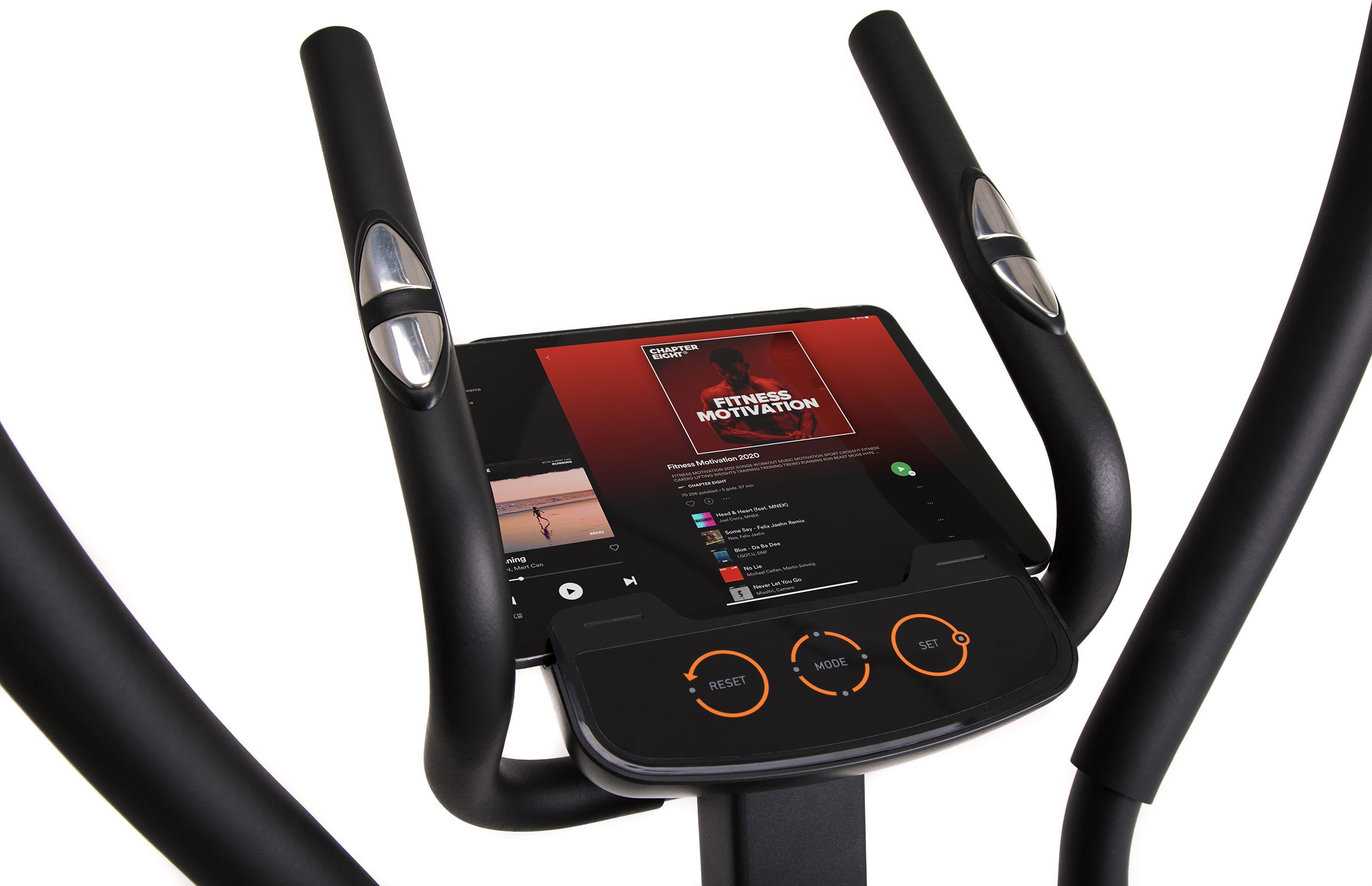 Nahaufnahme einer Ellipsenmaschine mit einem Tablet, das eine Fitness-App anzeigt. Die Maschine ist schwarz.