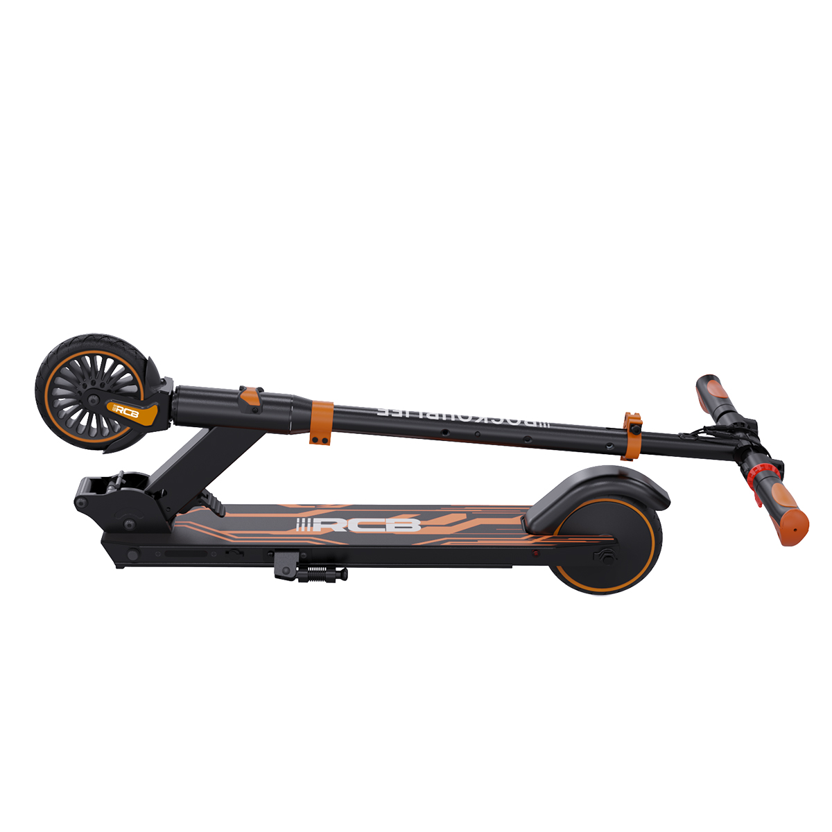 Patinete eléctrico negro y naranja, plegado. Logotipo RCB visible. Detalles de ruedas y manillar.