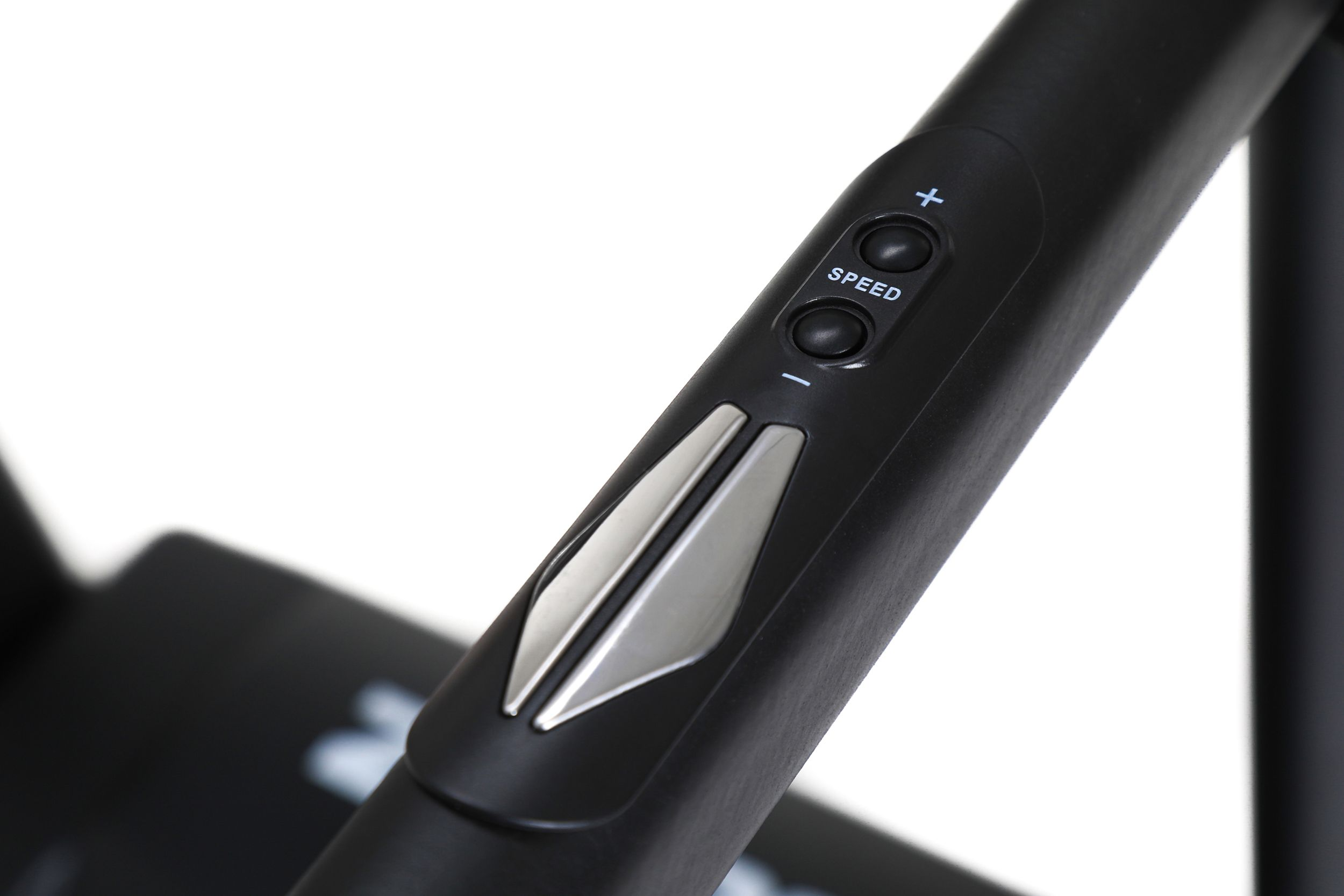 Zbliżenie panelu sterowania bieżni z przyciskami. Czarny i srebrny kolor.