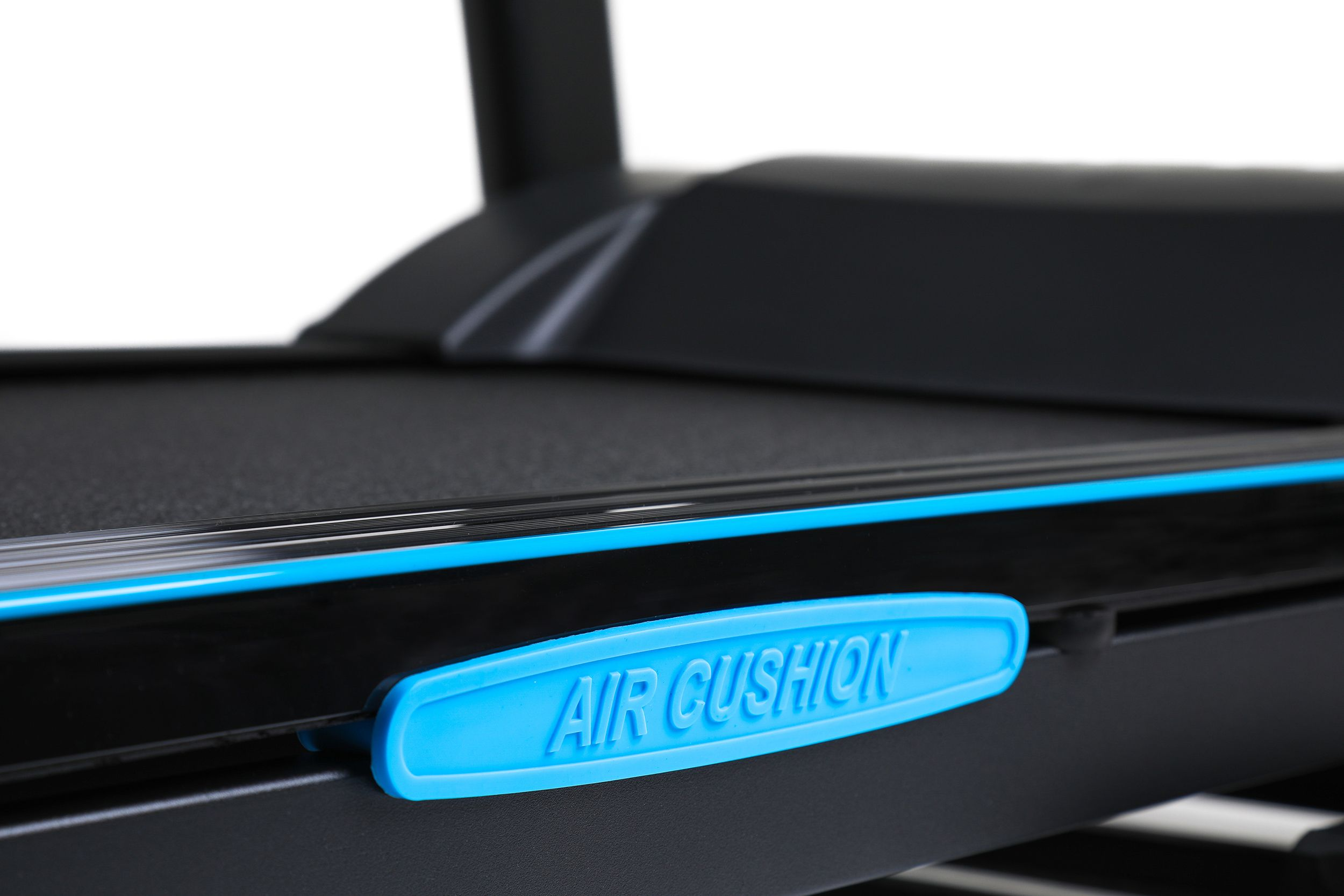 Szczegół bieżni z niebieską etykietą 'AIR CUSHION'.