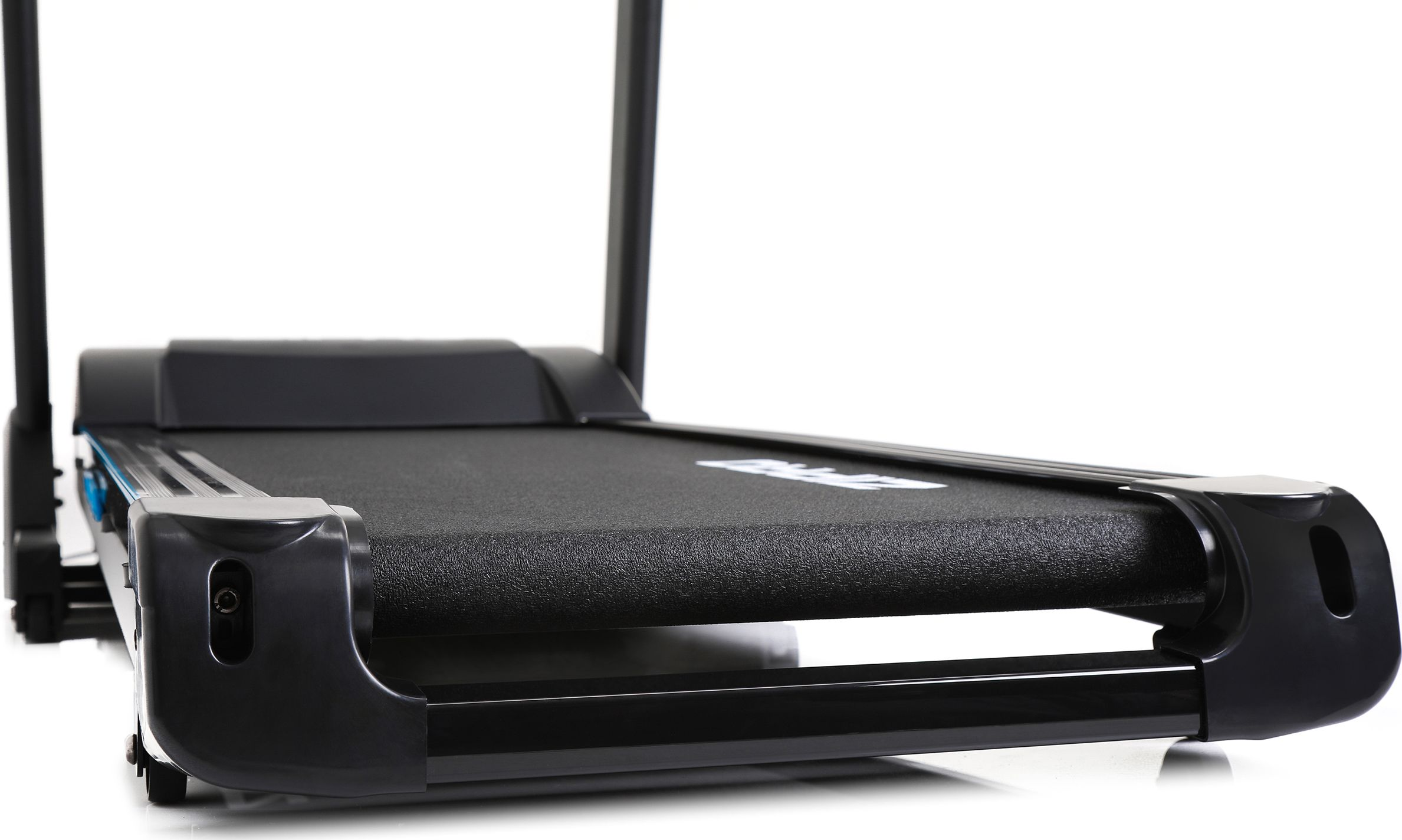 Bieżnia, czarna i niebieska, z czarną powierzchnią do biegania. Widok z przodu, białe tło. Sprzęt do ćwiczeń.