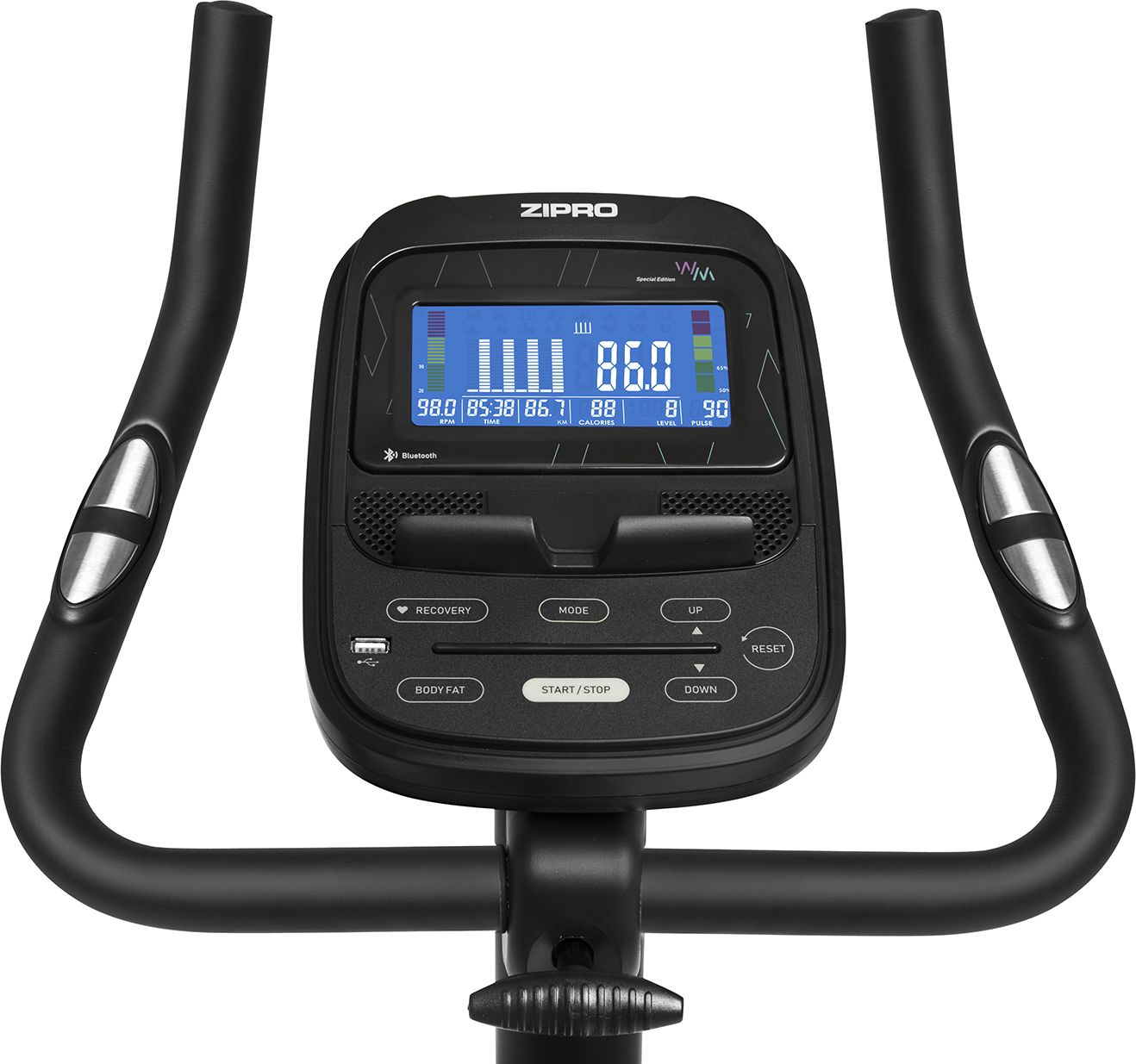 Nahaufnahme einer Heimtrainer-Konsole mit Digitalanzeige, die Statistiken und Bedienelemente zeigt.