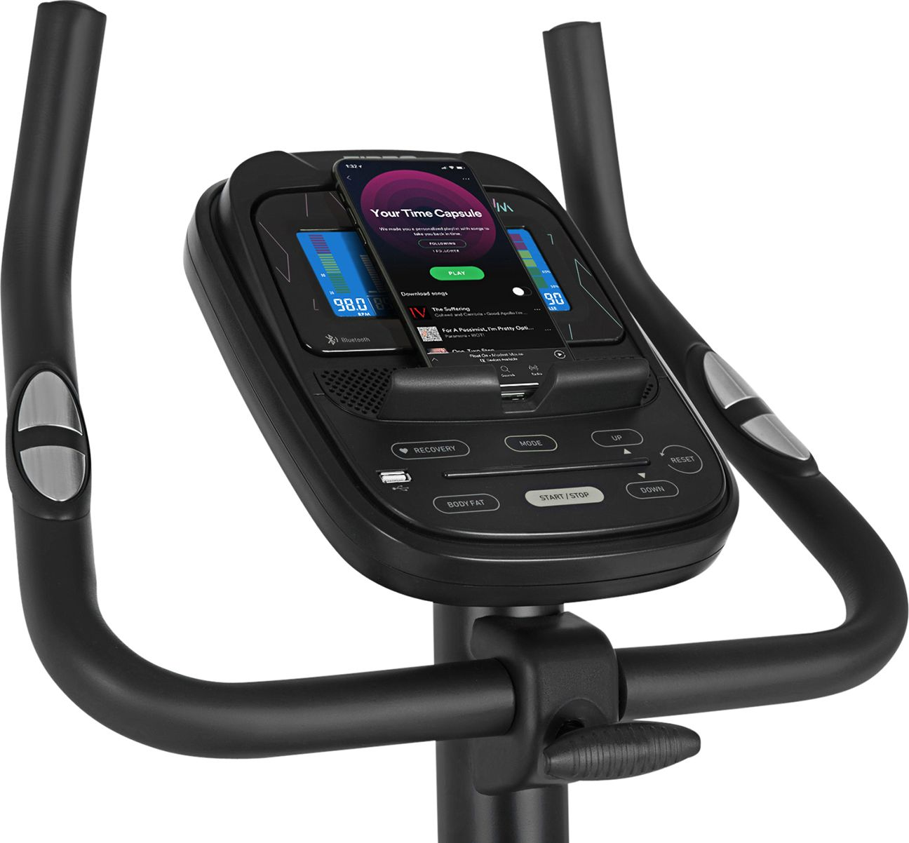 Schwarze Heimtrainer-Konsole mit Smartphone, das eine App anzeigt. Schwarze Griffe.