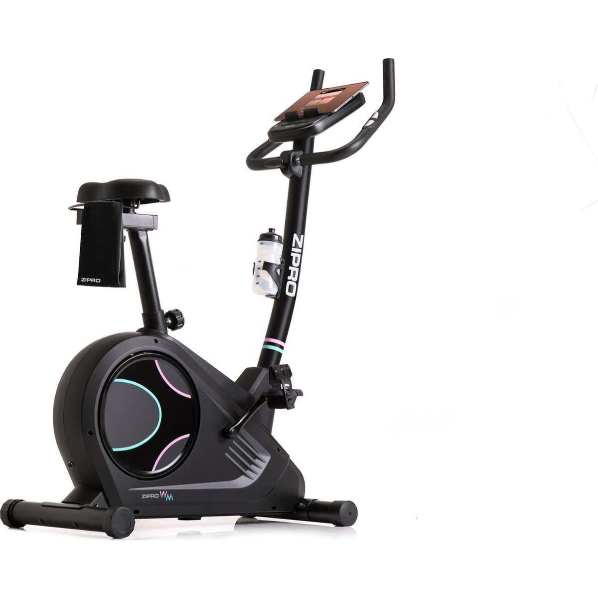 Schwarzes Trainingsfahrrad mit Tablethalter, Wasserflasche und Handtuch.