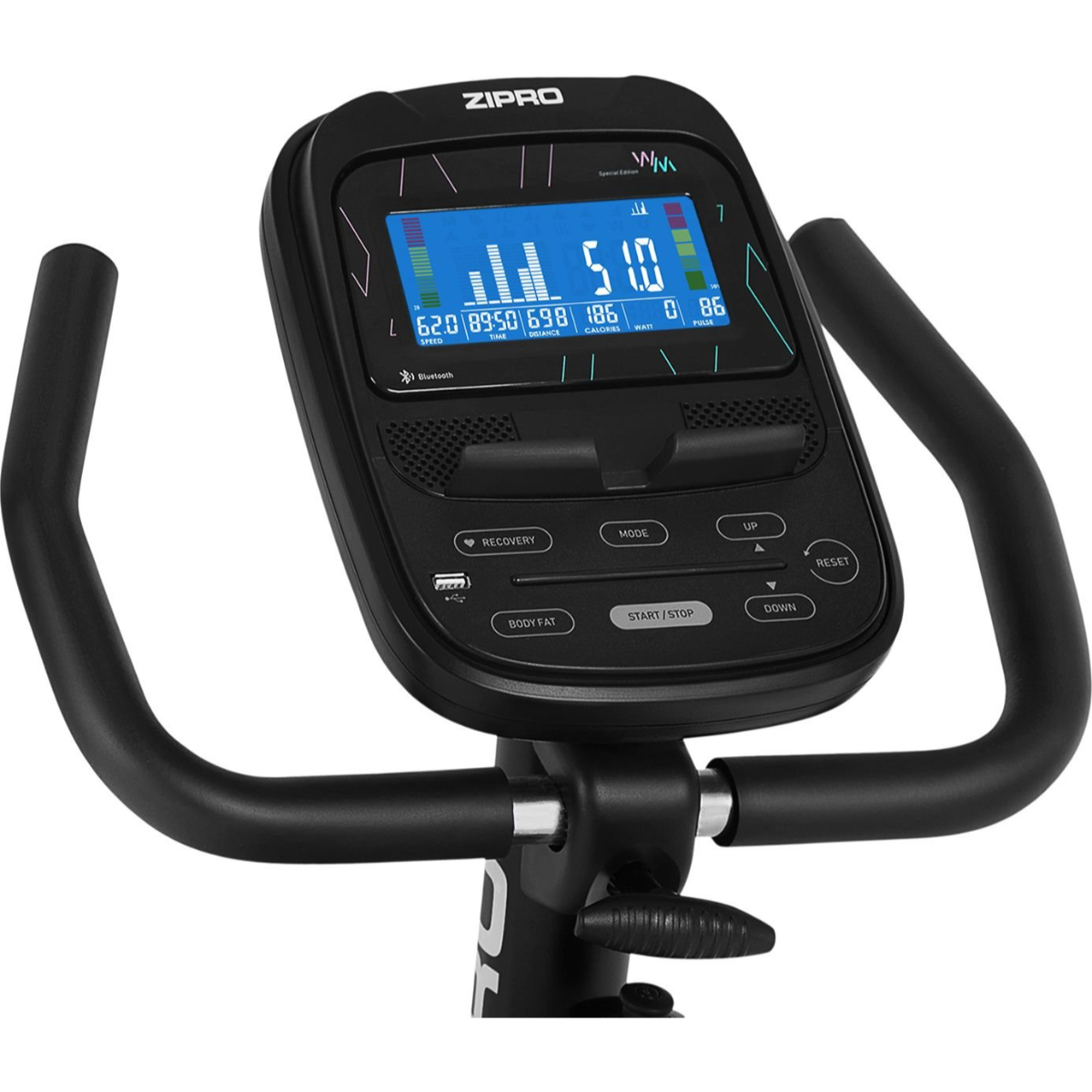 Schwarzes Trainingsfahrrad-Display mit blauen Daten, Knöpfen und Griffen, Nahaufnahme.