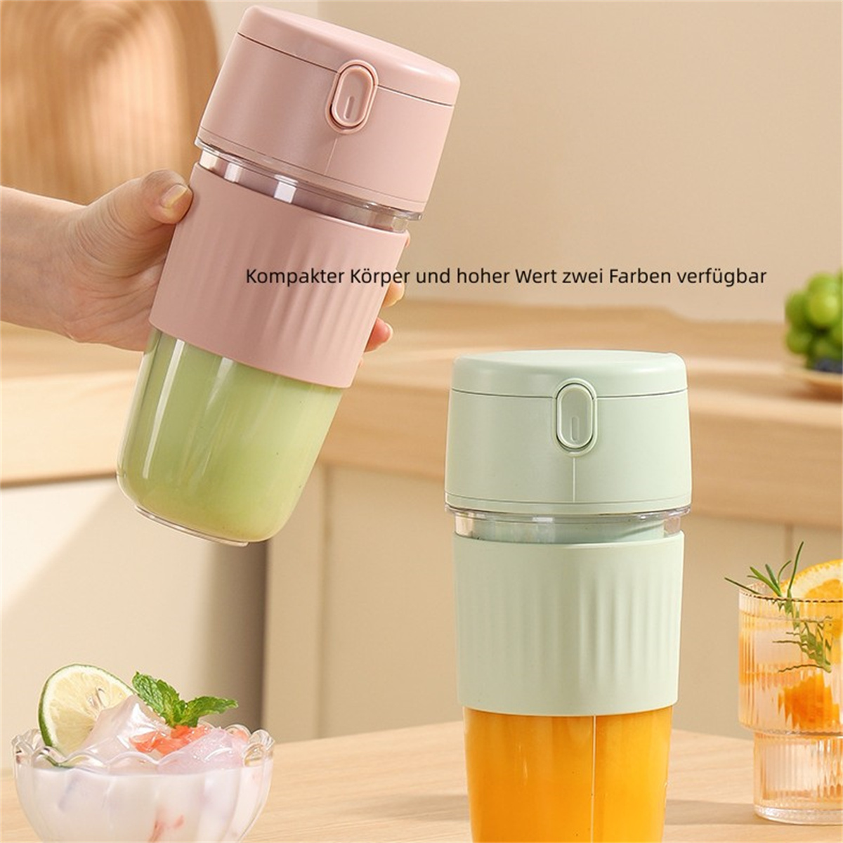 Rosa und grüne Mixer mit einem Glas Smoothie, Limette und Erdbeerdessert daneben.