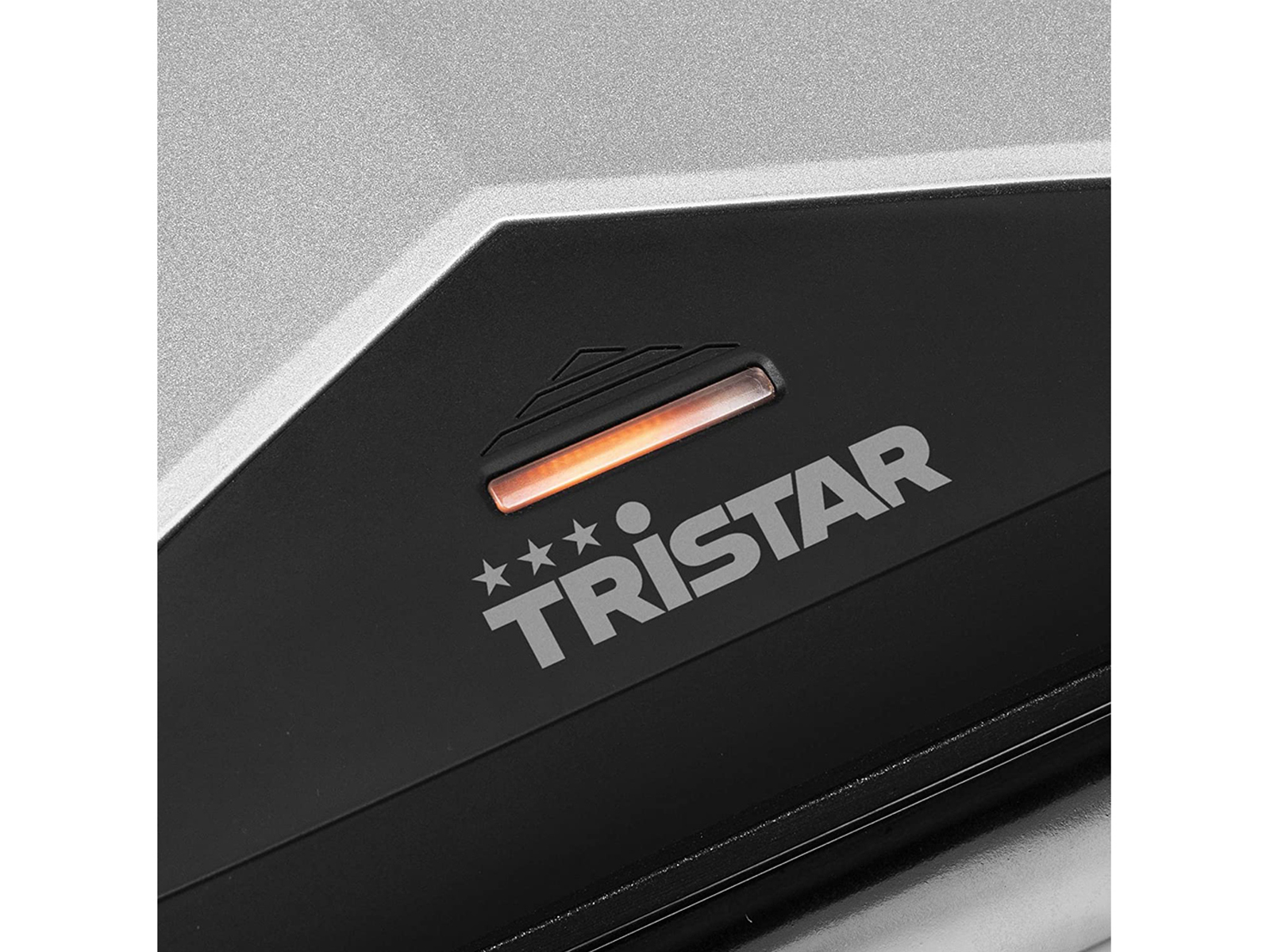 Nahaufnahme eines schwarzen Geräts mit Tristar-Logo und beleuchtetem Licht.
