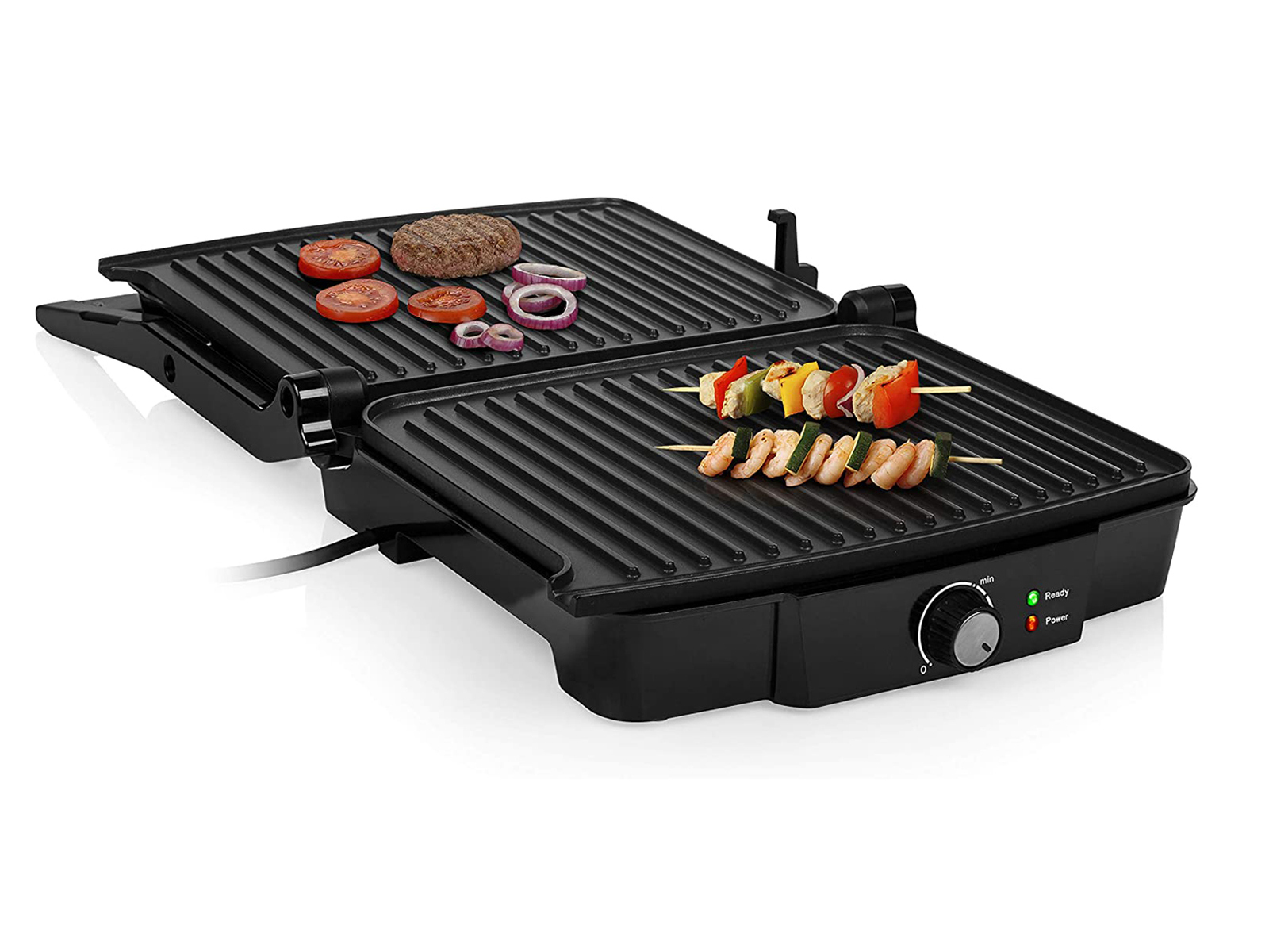 Schwarzer Grill mit Essen. Burger, Tomaten, Zwiebeln auf einer Seite, Spieße auf der anderen.