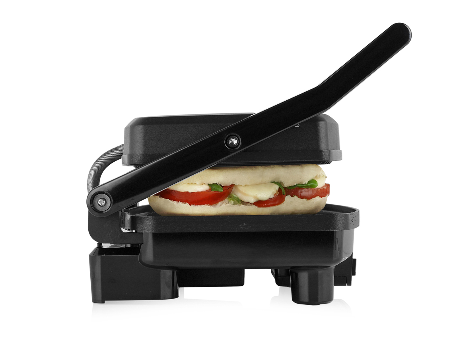 Schwarze Panini-Presse mit einem Sandwich darin. Das Sandwich hat Tomaten und Mozzarella.