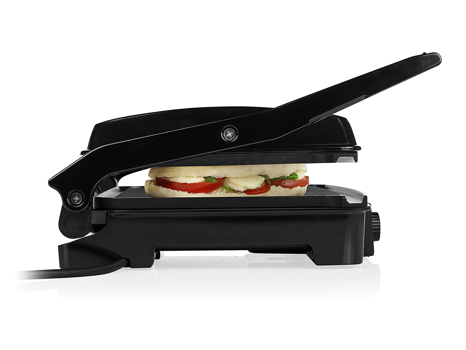 Schwarze Panini-Presse. Ein Sandwich ist darin. Es befindet sich vor einem weißen Hintergrund.