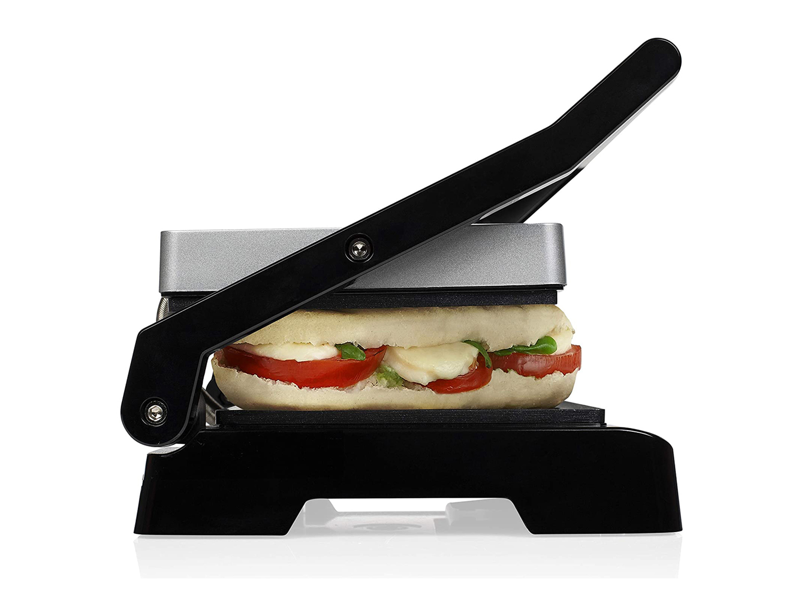 Sandwichmaker mit Sandwich. Tomaten und Mozzarella. Schwarz und Silber.
