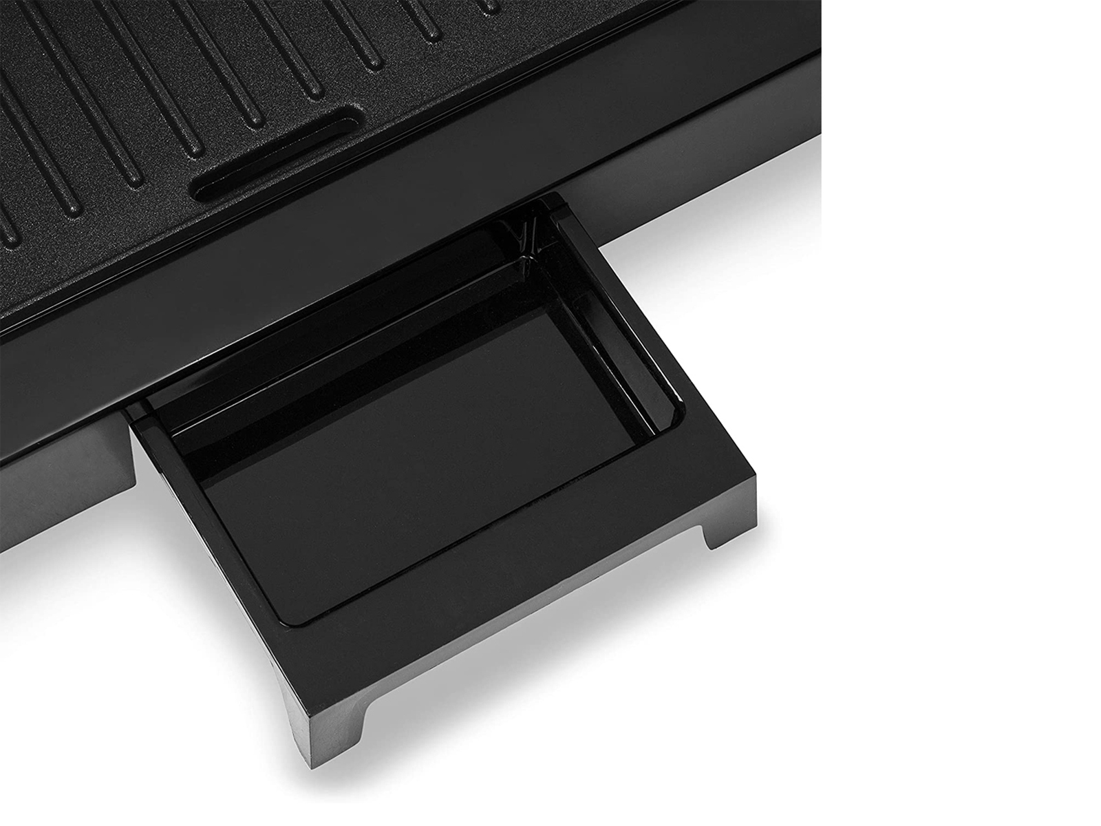 Czarny grill z wysuwaną tacą, na białym tle.