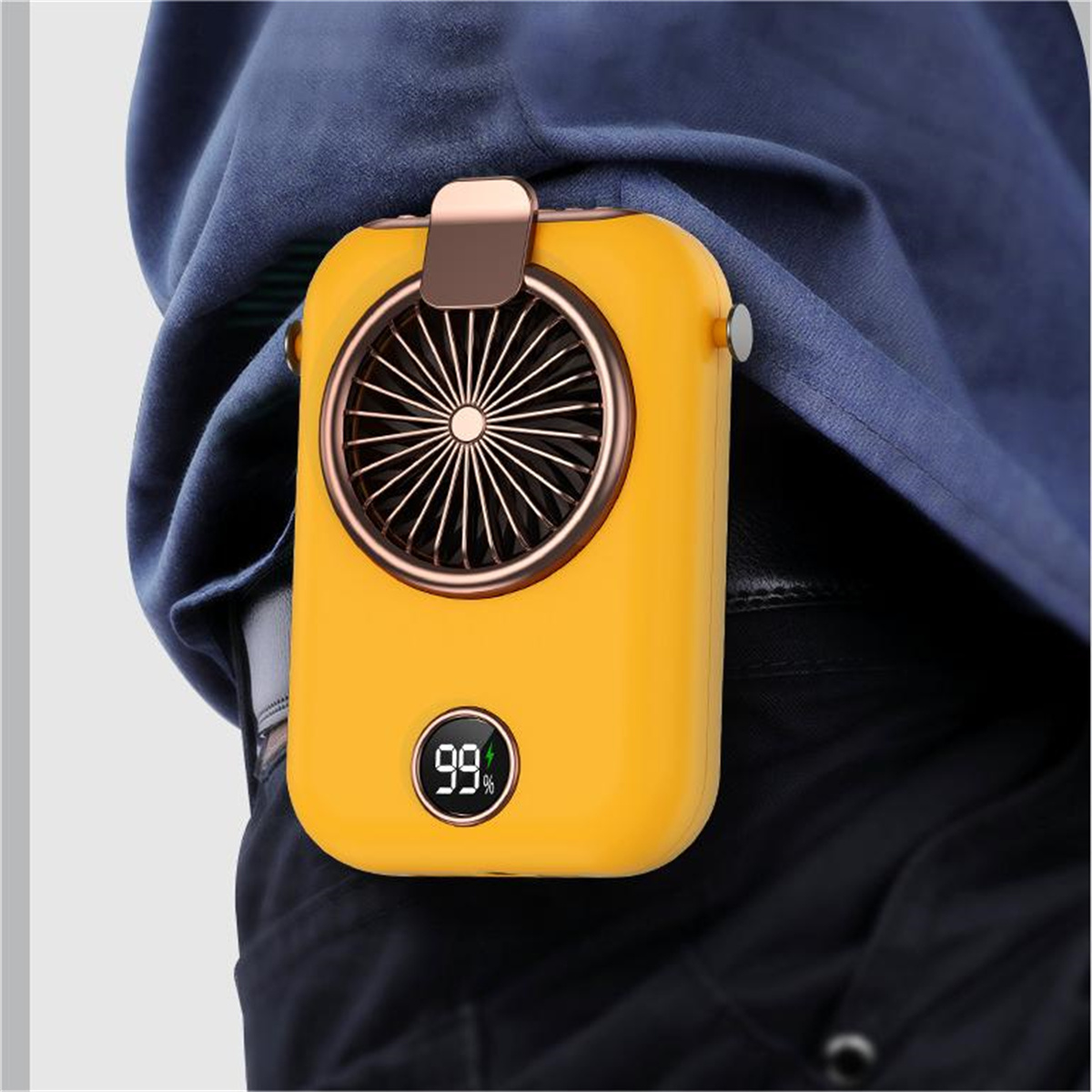 Gelber tragbarer Ventilator an der Taille einer Person befestigt. Der Ventilator zeigt 99 % Akkulaufzeit an.