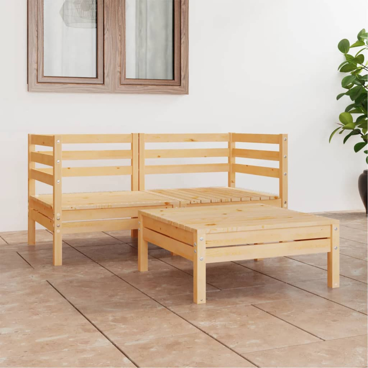 Holz-Outdoor-Sofagarnitur mit einem Couchtisch auf einer gefliesten Terrasse, in der Nähe eines Fensters.
