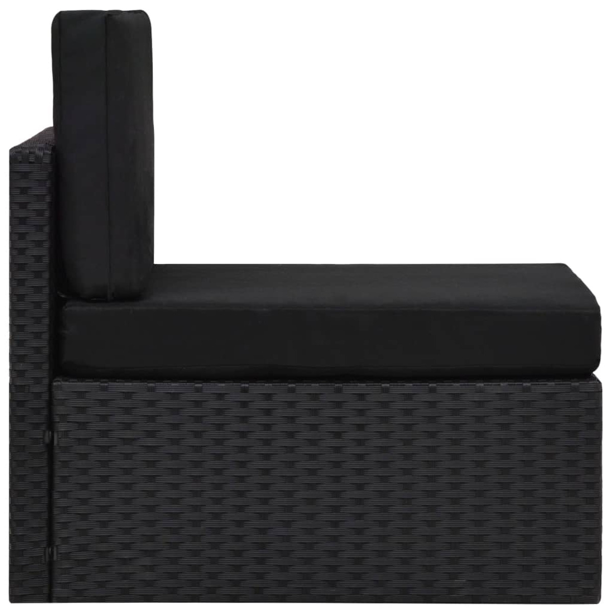 Schwarzes Ecksofa aus Rattan mit schwarzem Kissen und Rückenlehne auf weißem Hintergrund.