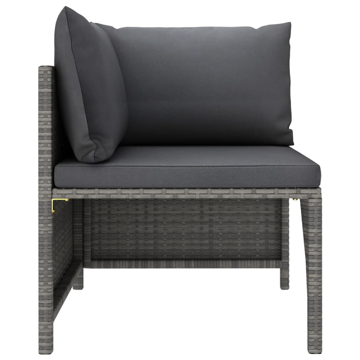 Graues Rattan-Sofa mit grauen Kissen. Seitenansicht.