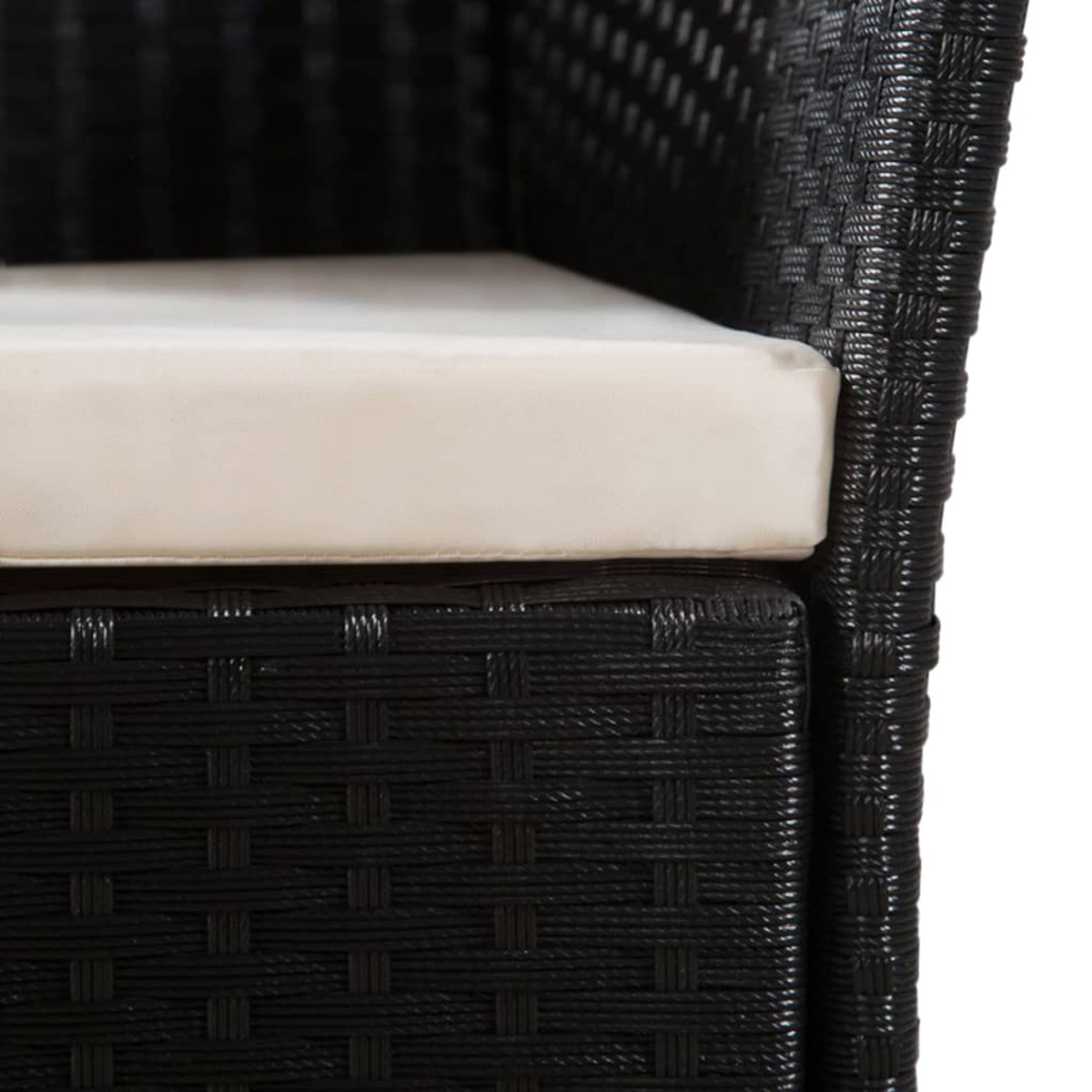 Nahaufnahme eines schwarzen Korbstuhls mit cremefarbenem Kissen. Zeigt Textur und Details.