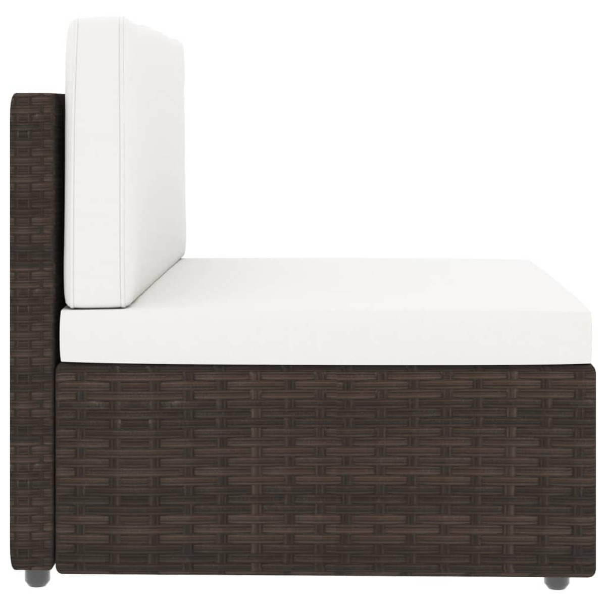 Seitenansicht eines braunen Korbmöbelsofas mit weißem Kissen, auf weißem Hintergrund.