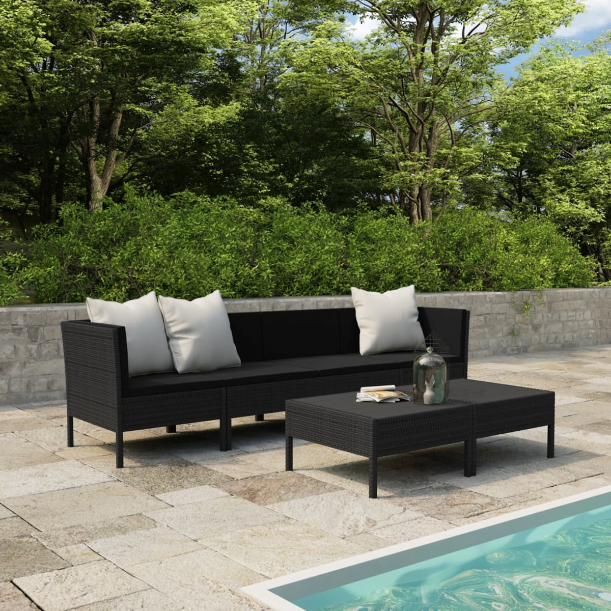 Schwarzes Outdoor-Sofa und Couchtisch mit weißen Kissen, in der Nähe eines Pools.