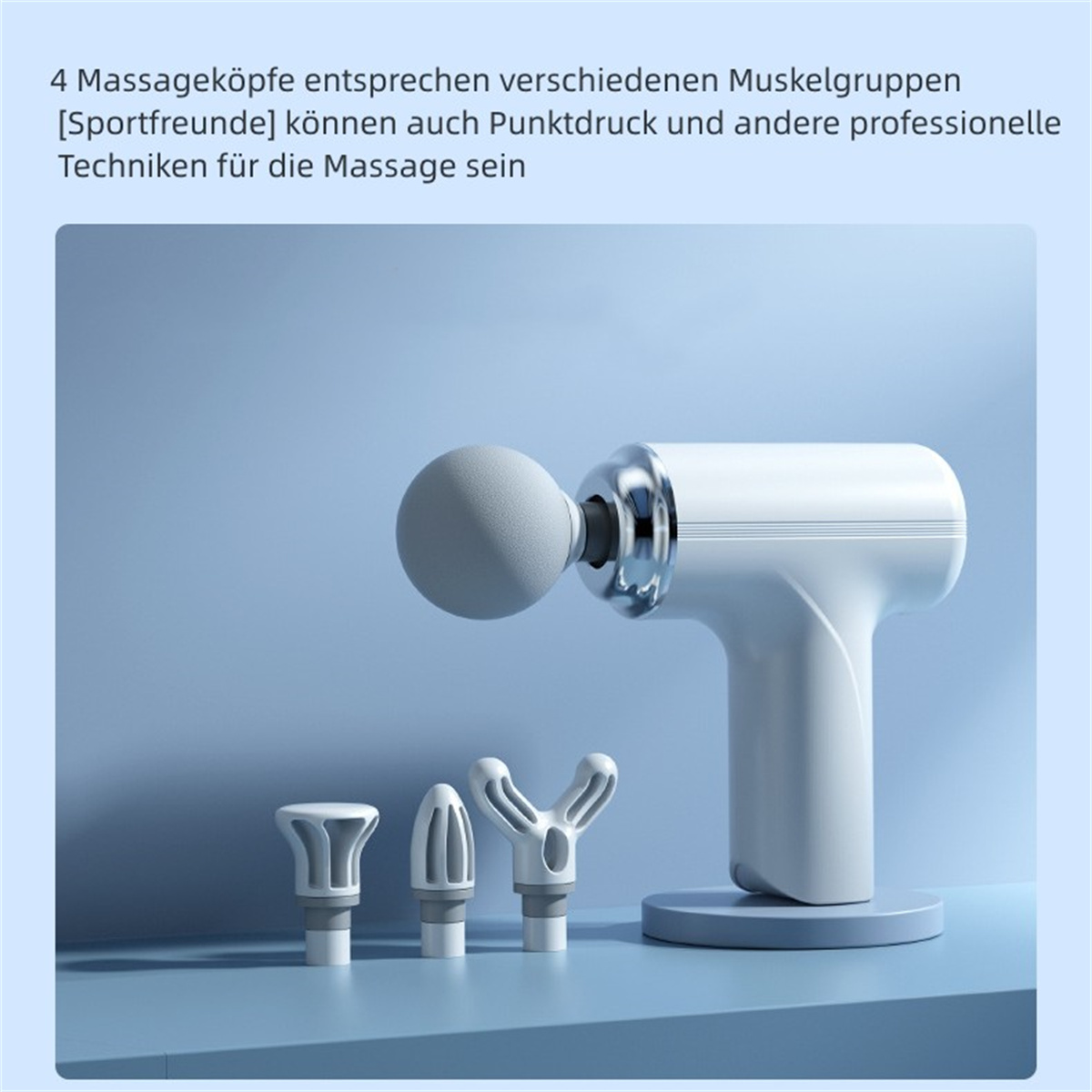 Eine weiße, tragbare Massagepistole mit drei austauschbaren Massageköpfen auf blauer Fläche.