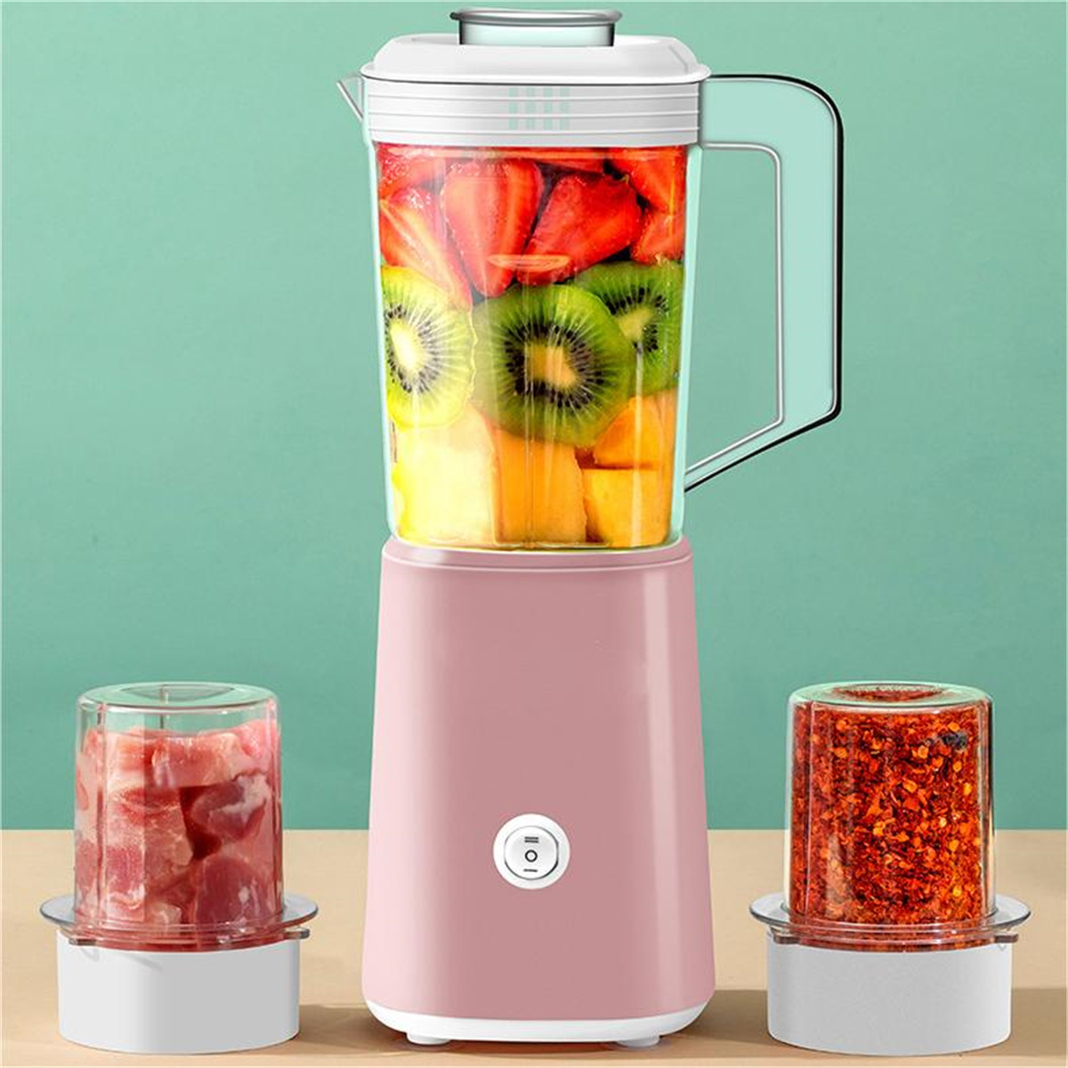 Mixer mit Früchten und gehackten Zutaten in rosa Basis und transparenten Behältern.