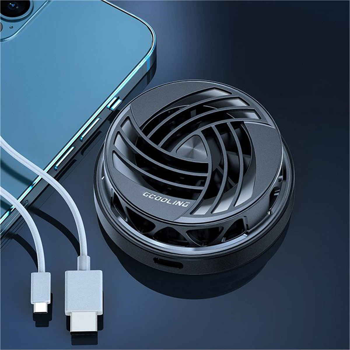 Schwarzer Telefonkühler mit Lüfter, verbunden mit einem Telefon mit USB-Kabeln.