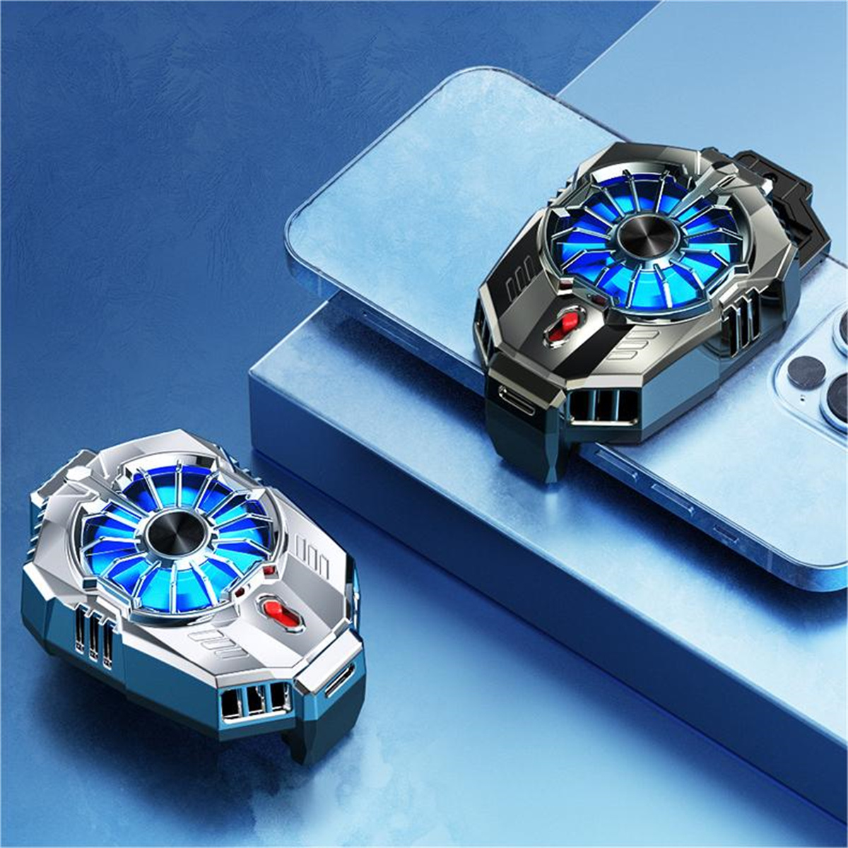 Zwei schwarze und silberne Telefonkühler auf blauem Untergrund. Beide haben blaues Licht und Fächerdesigns.