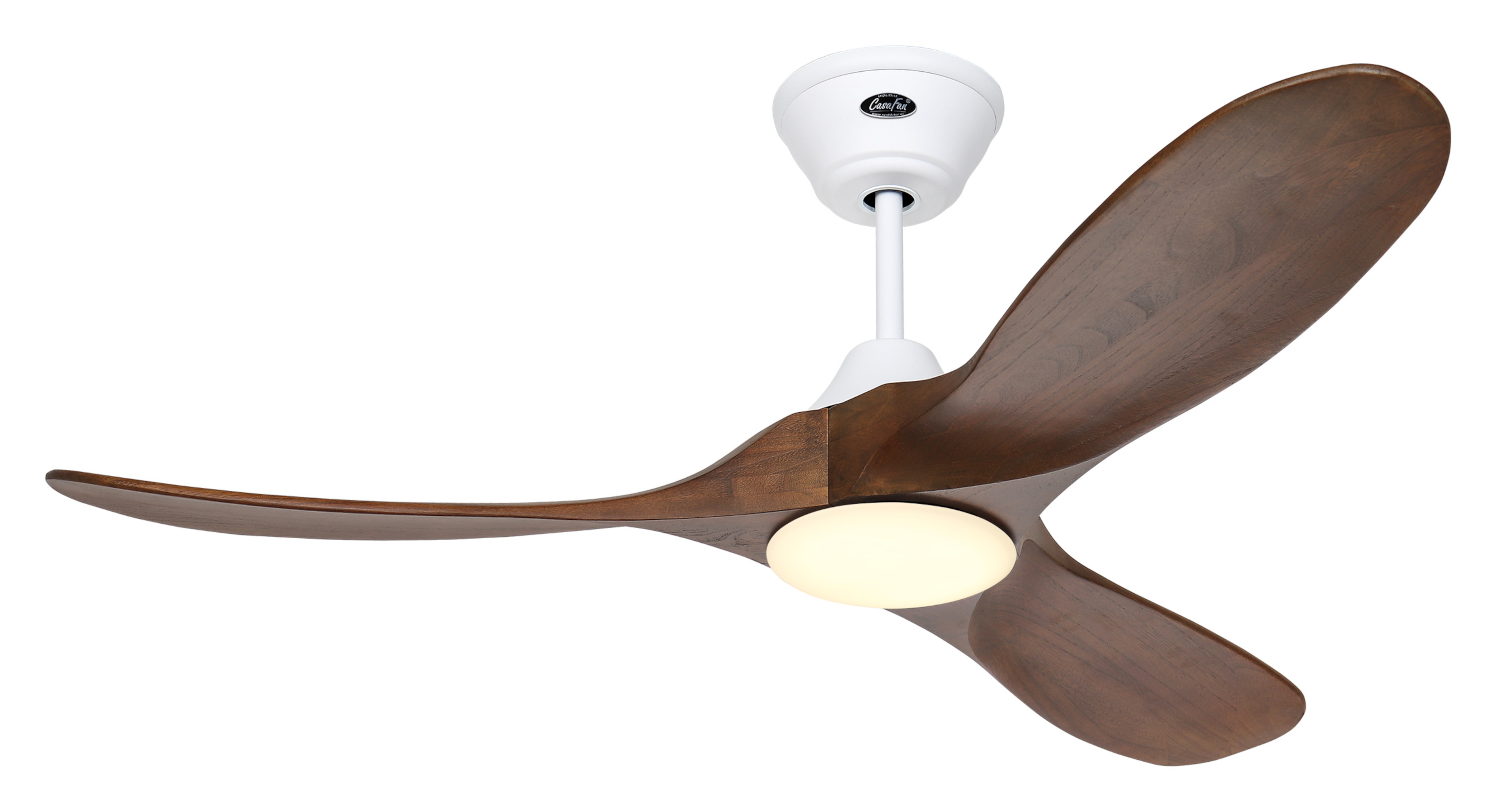 Ventilatore a soffitto con tre pale in legno. Ha un motore bianco e una luce al centro.