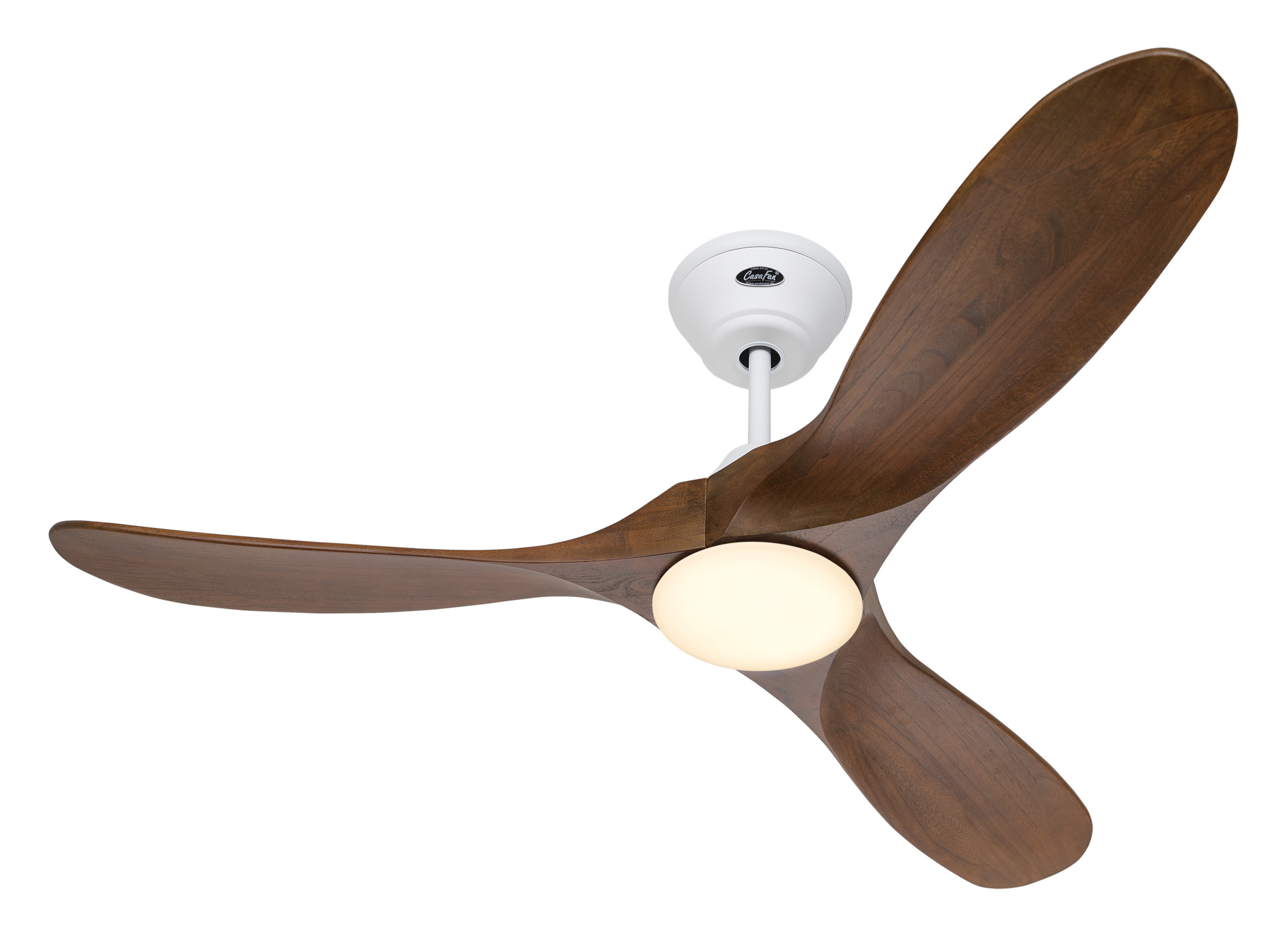 Ventilatore da soffitto con tre pale in legno e motore bianco. Sfondo bianco.