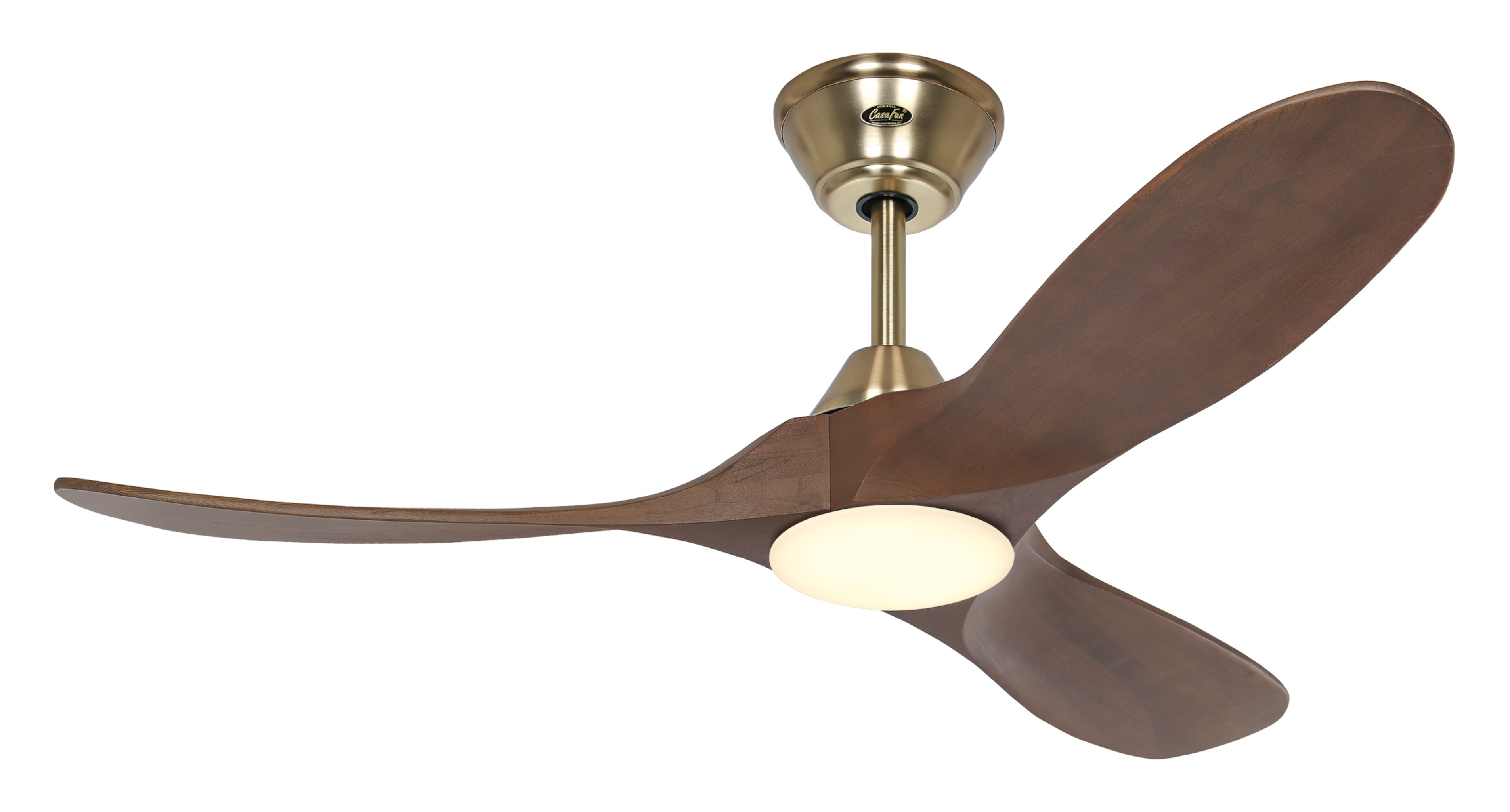 Ventilatore da soffitto moderno con tre pale in legno, alloggiamento motore in ottone e lampada bianca, isolato.