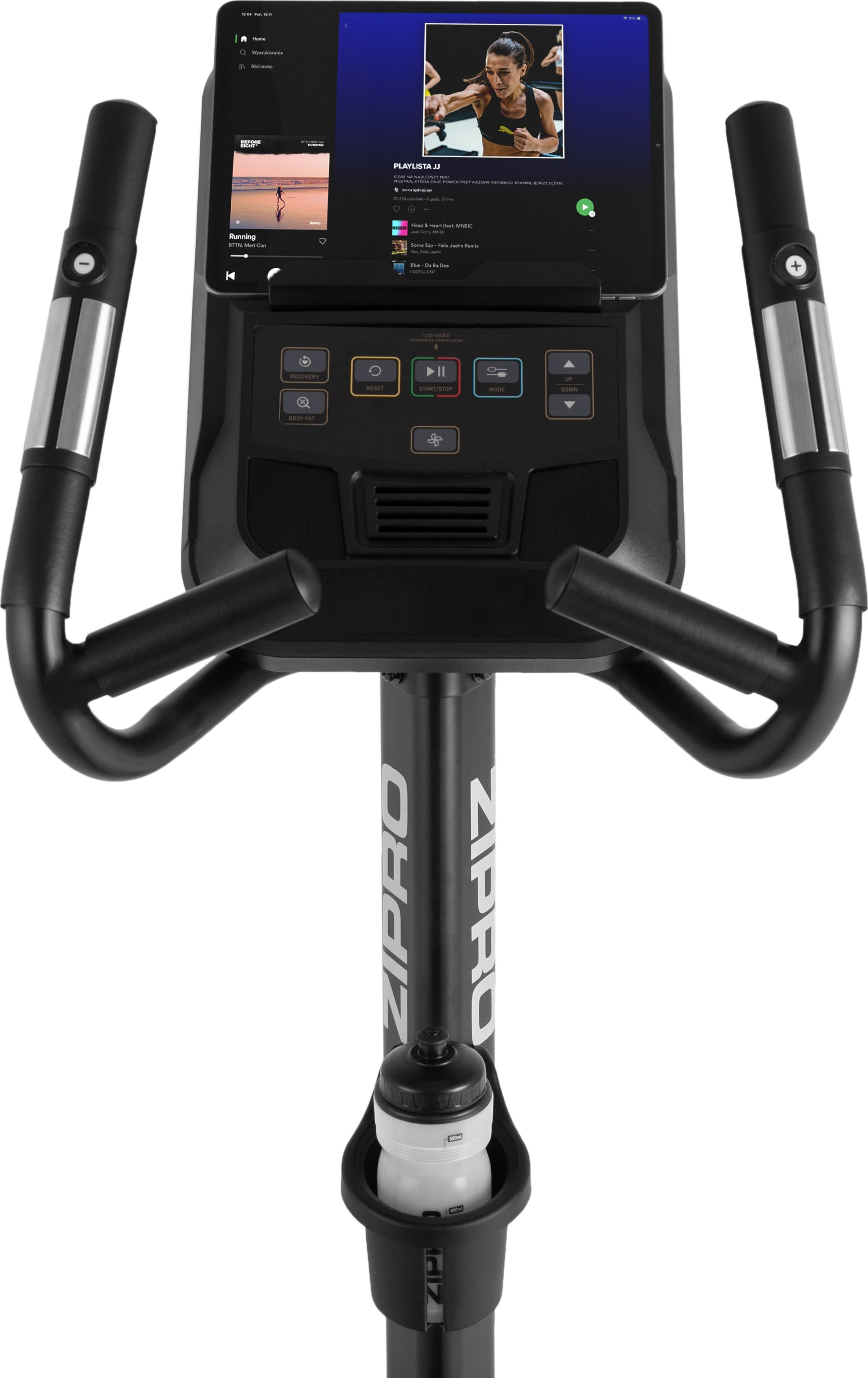 Ergometer mit Tablet, das ein Trainingsvideo zeigt, und einem Wasserflaschenhalter.