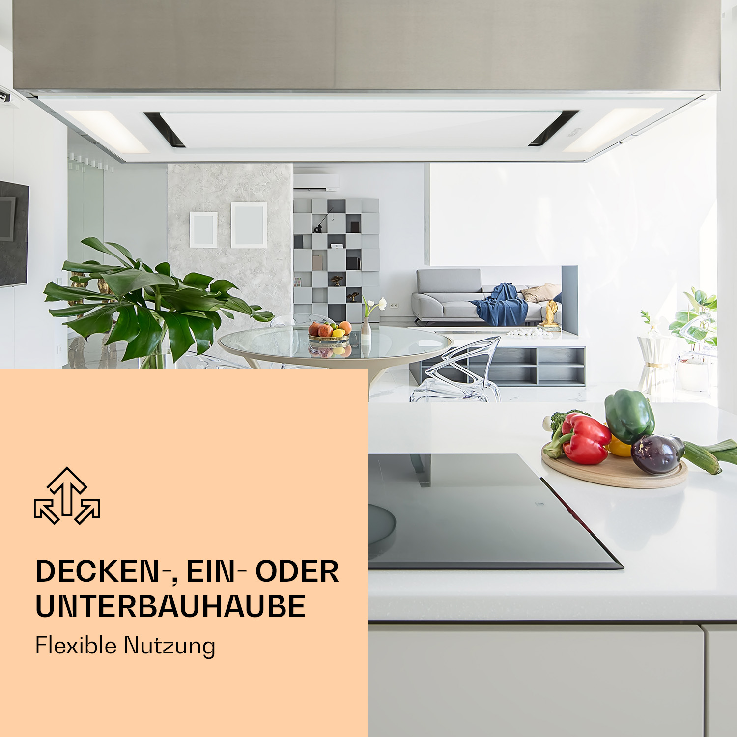 Cucina moderna con piano cottura nero, testo: Decken-, Ein- oder Unterbauhaube.