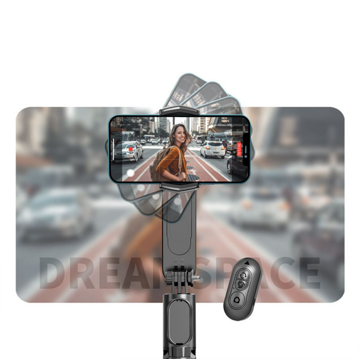 Person filmen mit Telefon auf Selfie-Stick, Straßenhintergrund.