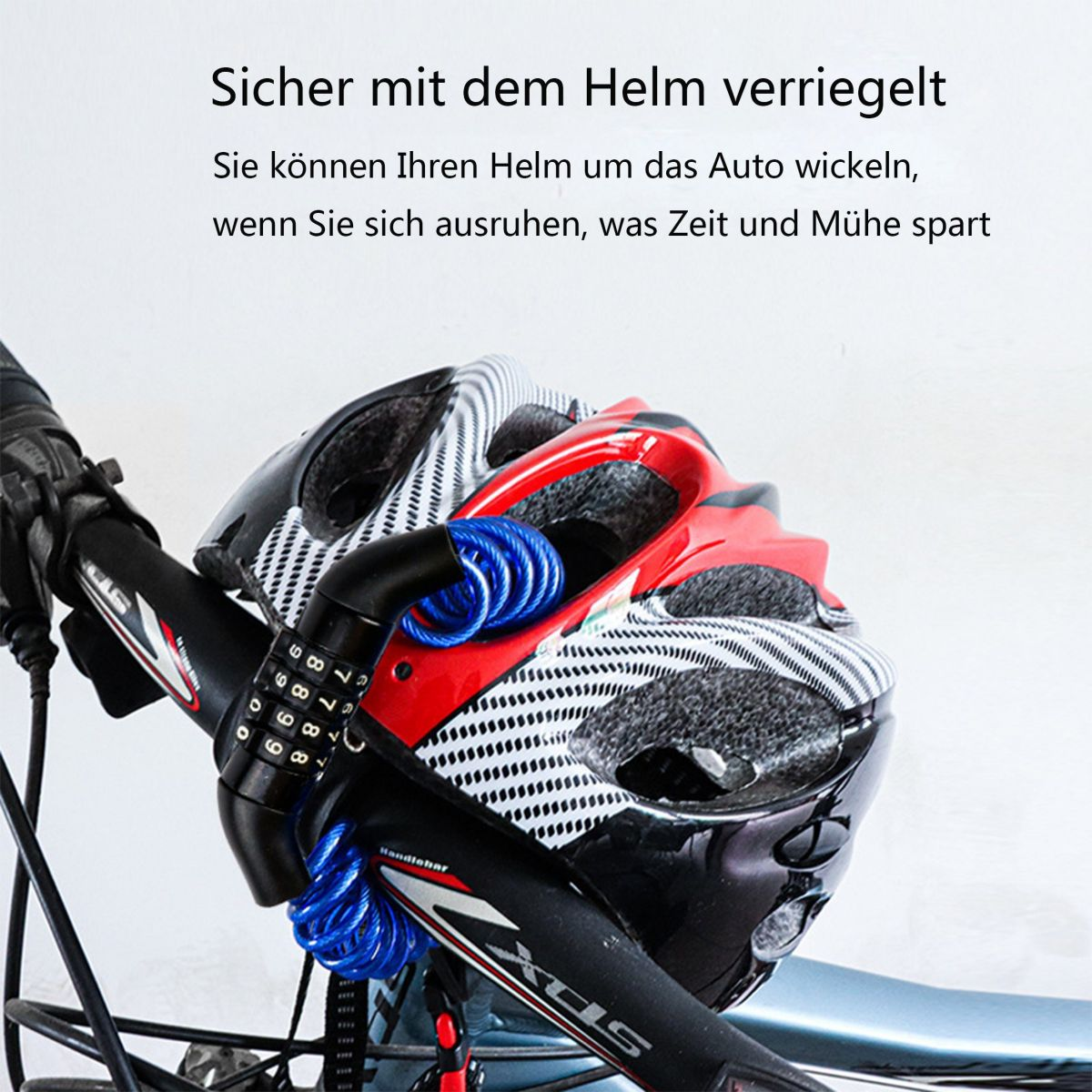 Ein Fahrradhelm mit einem blauen Spiralkabelschloss an einem Fahrradlenker befestigt.
