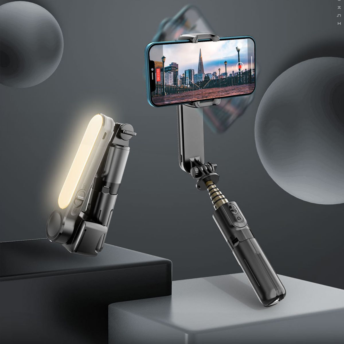 Selfie-Stick mit befestigtem Telefon und Licht.