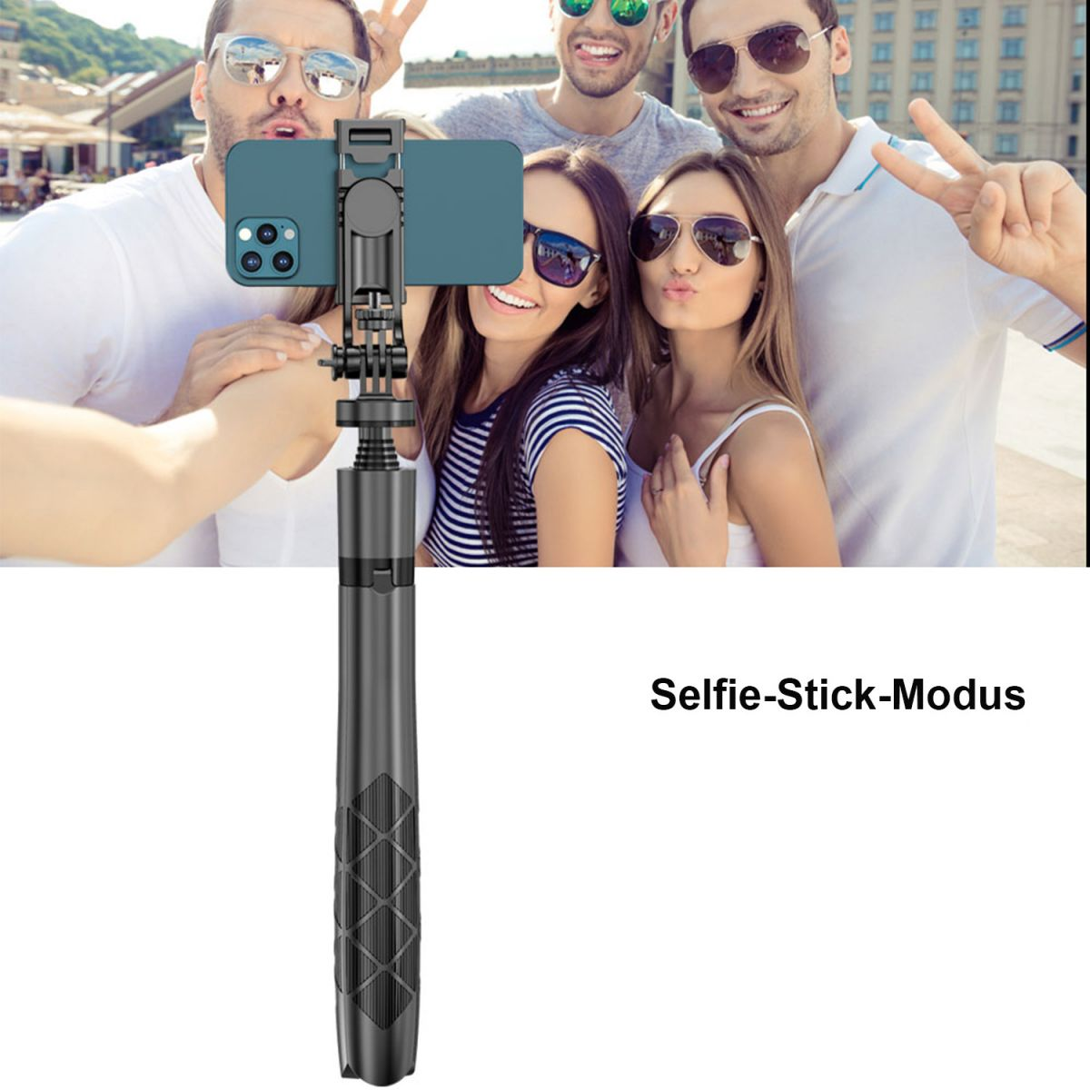 Ein Selfie-Stick in Gebrauch, der ein Telefon mit einer lächelnden Personengruppe im Hintergrund hält.