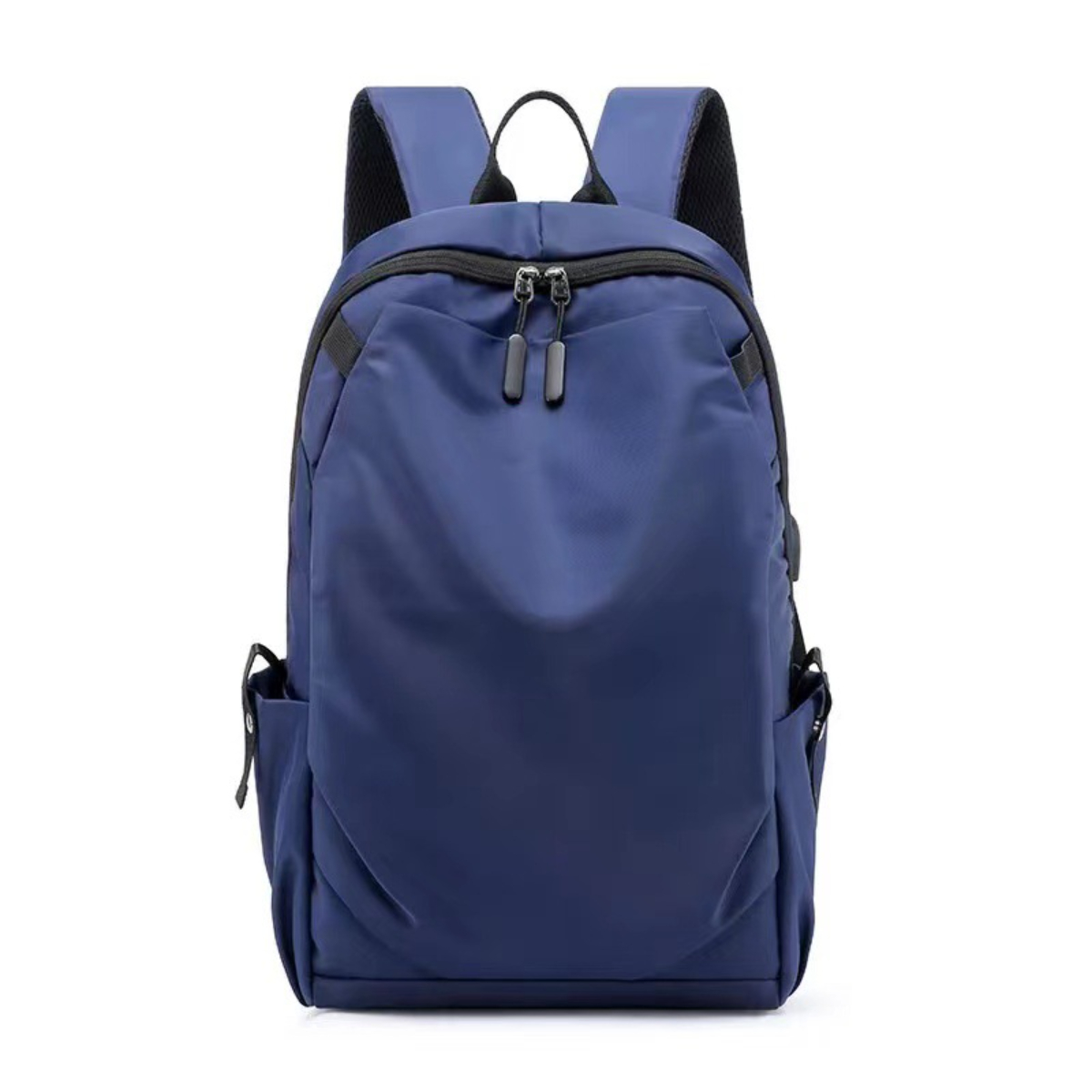 Ein marineblauer Rucksack mit schwarzen Reißverschlüssen und verstellbaren Trägern.