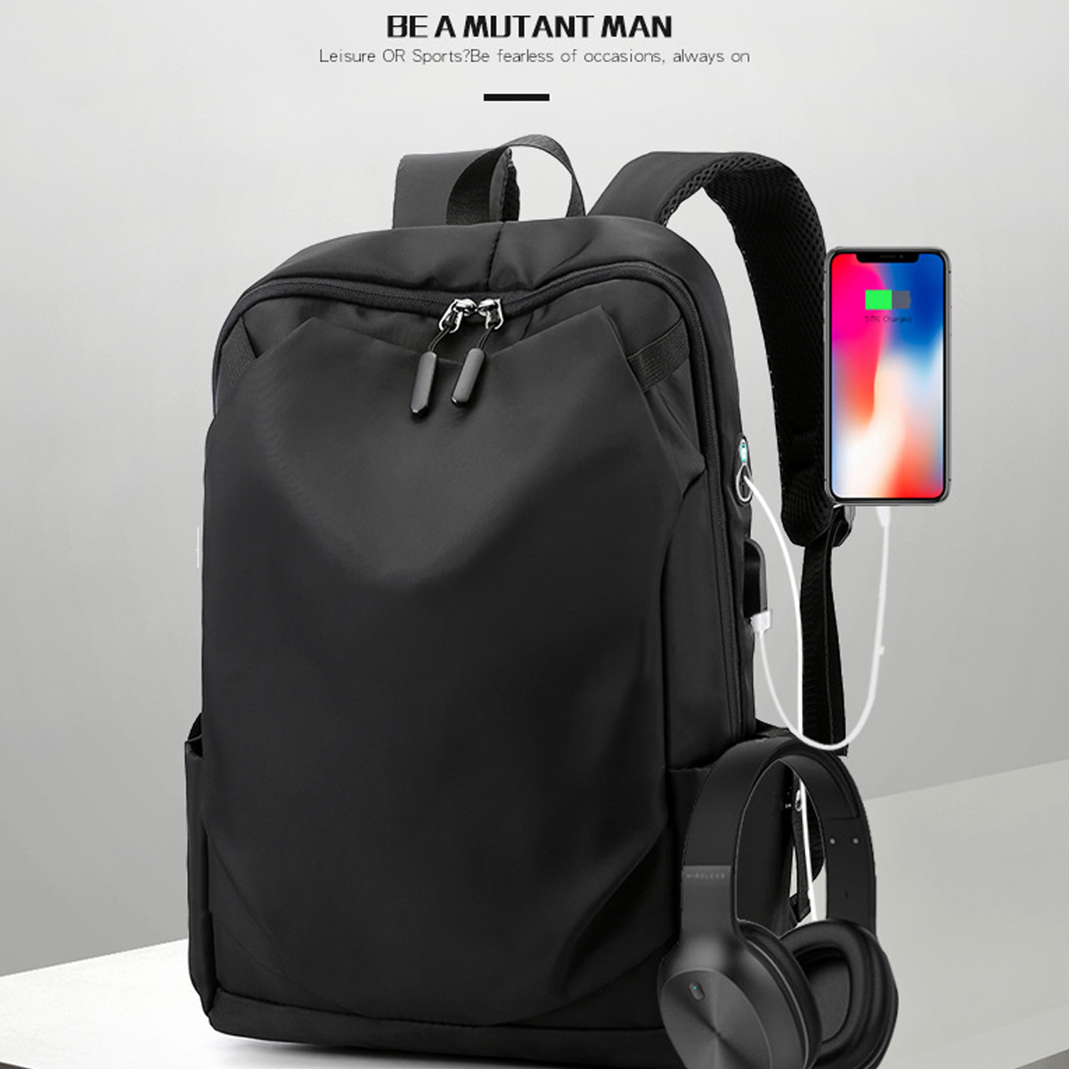 Schwarzer Rucksack mit Telefonaufladung. Kopfhörer sind ebenfalls vorhanden.