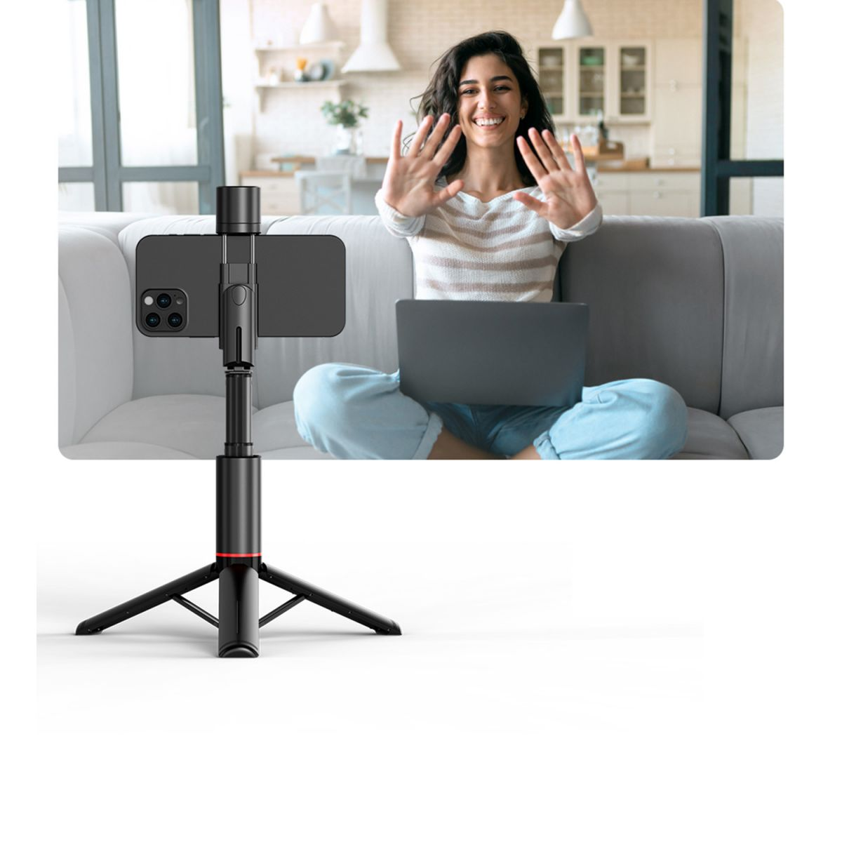 Eine Frau auf einem Sofa mit einem Laptop und einem Selfie-Stick mit befestigtem Telefon.