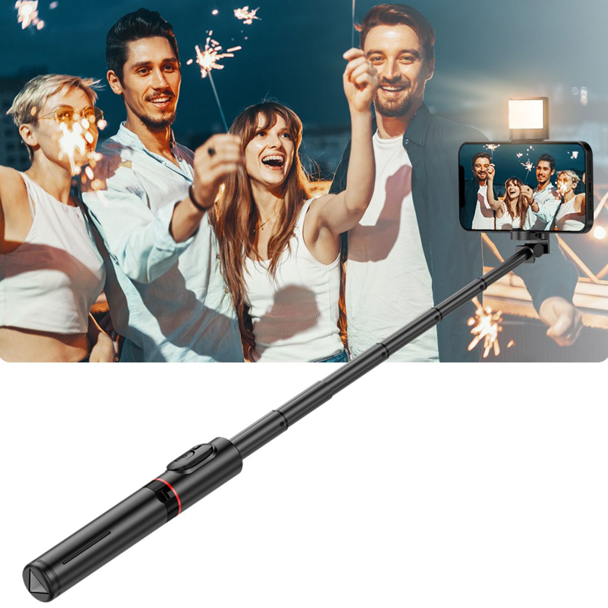 Gruppe von Leuten mit Wunderkerzen, einer hält Selfie-Stick mit Telefon, das sie zeigt.