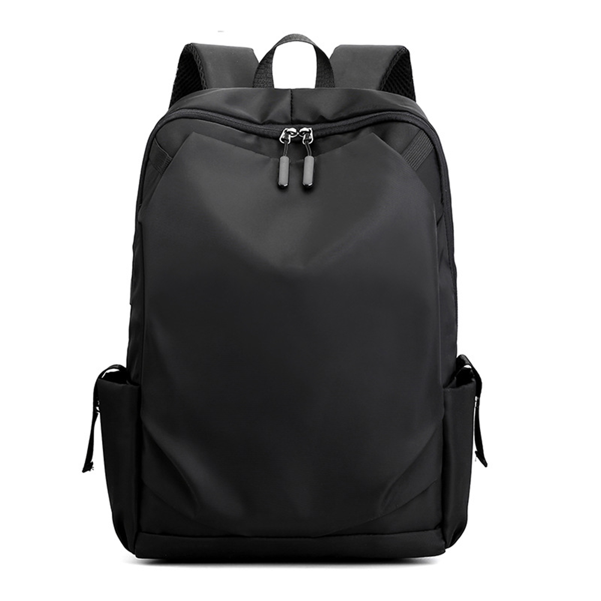 Schwarzer Rucksack, Vorderansicht. Zwei Seitentaschen, zwei Reißverschlüsse vorne und verstellbare Träger.
