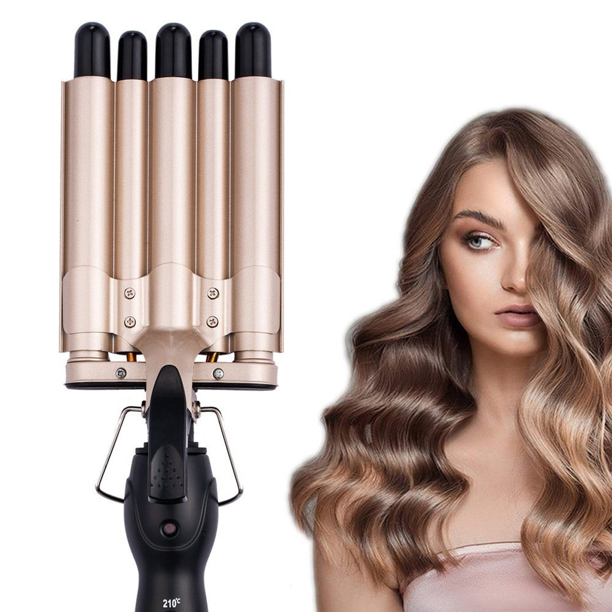 Goldener Haarwellenstab neben einer Frau mit welligem braunem Haar, vor weißem Hintergrund.