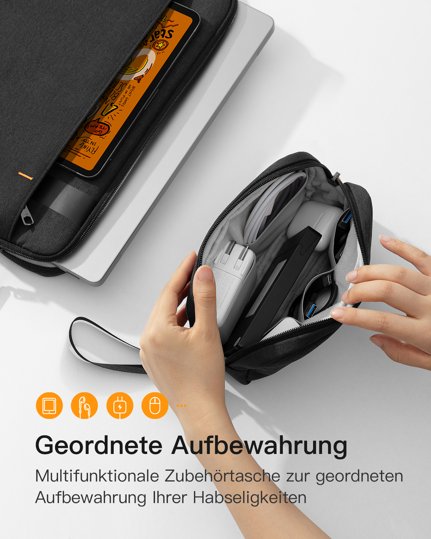 Eine Hand, die eine schwarze Aufbewahrungstasche mit anderen Gegenständen hält.