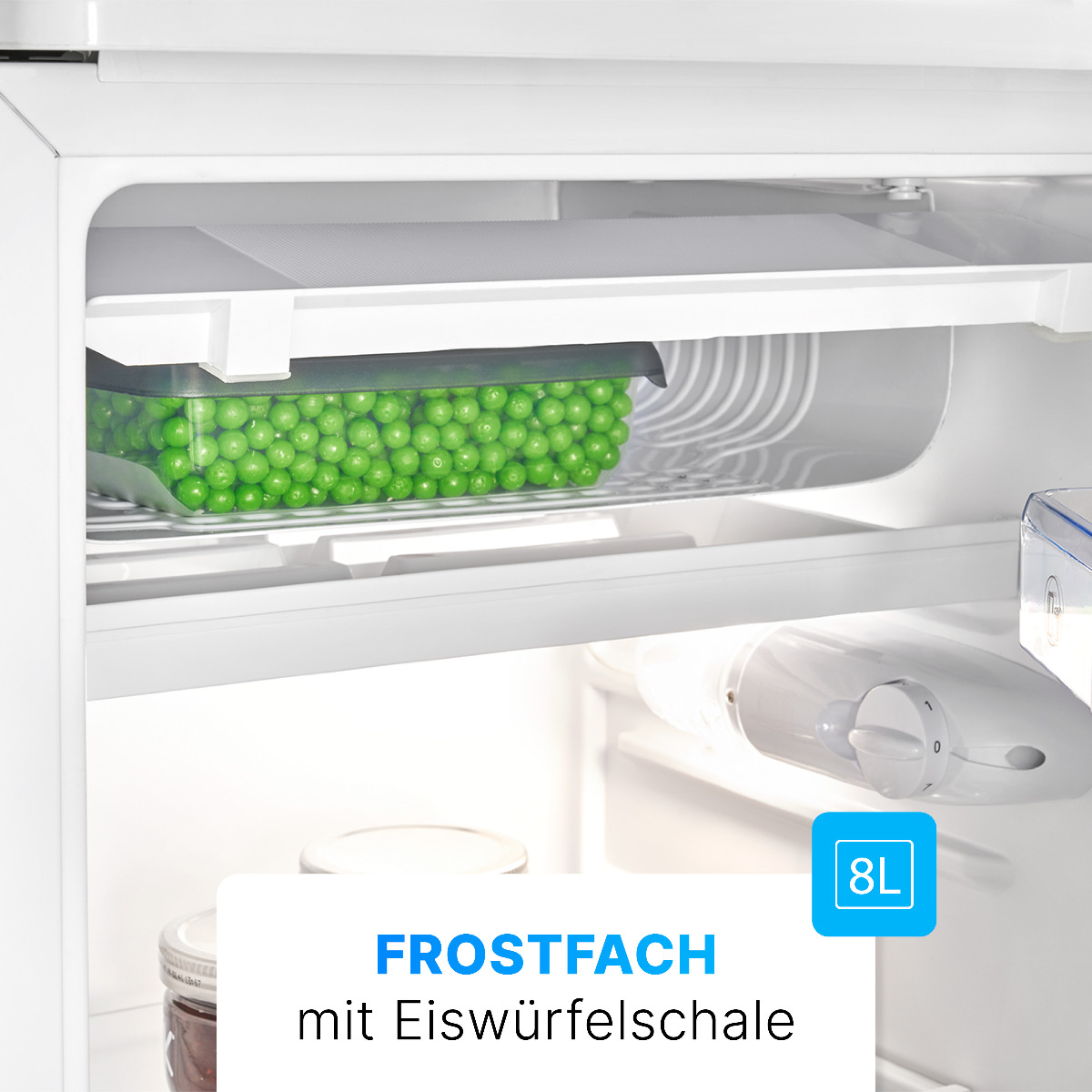 Wewnątrz lodówki z zielonym groszkiem w pojemniku i etykietą 8L.