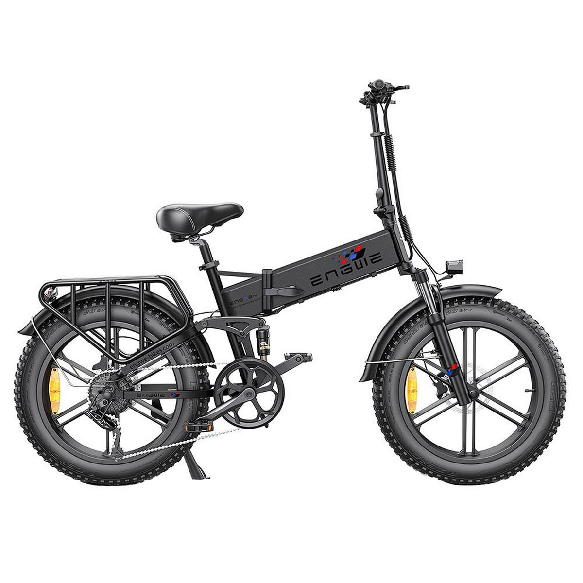 Ein schwarzes, zusammenklappbares E-Bike mit breiten Reifen, Akku, Gepäckträger und der Marke Engwe.