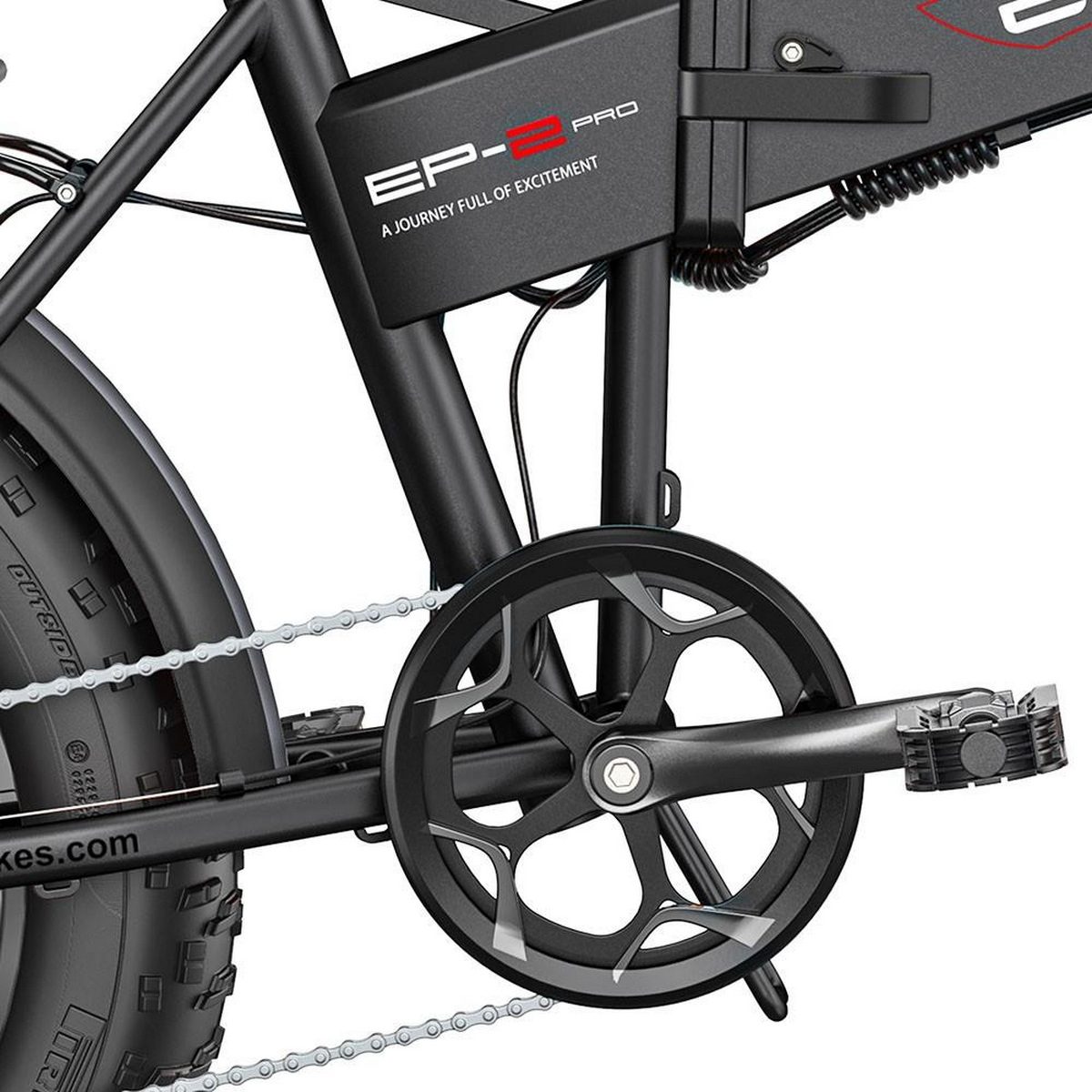 Primo piano della catena e degli ingranaggi di una bici elettrica nera. Telaio nero. Marchio EP-G3 PRO.