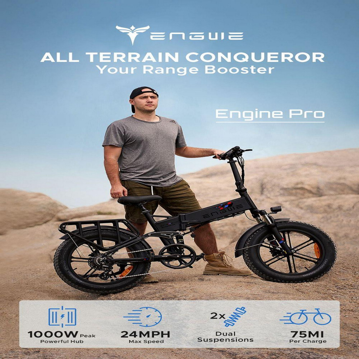 Mann steht neben schwarzem E-Bike auf sandigem Untergrund, mit Text.