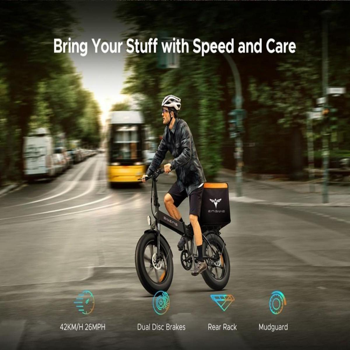 Uomo su e-bike in una strada cittadina, testo sovrapposto con caratteristiche.