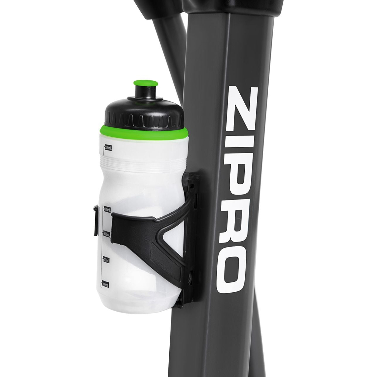 Schwarze Wasserflasche in einem Halter, der an einem schwarz-weißen Laufband befestigt ist. Der Halter ist schwarz.